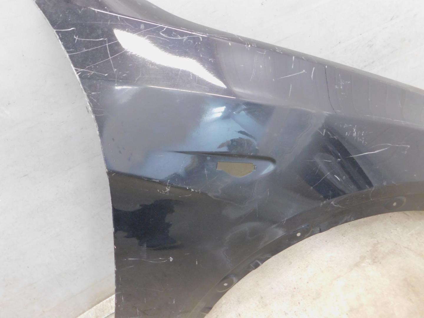 Крыло переднее правое