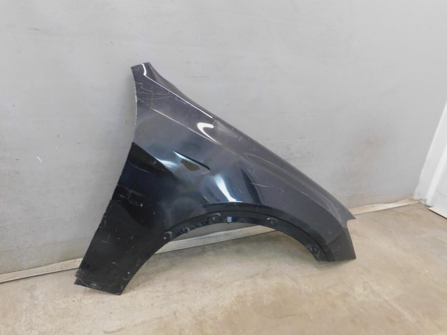 Крыло переднее правое