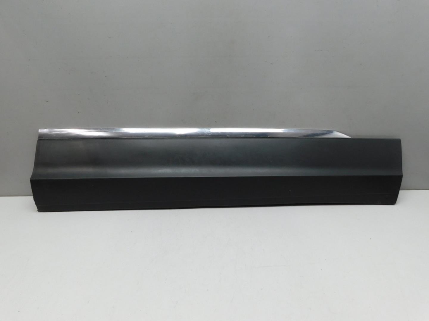 Накладка двери передней правой