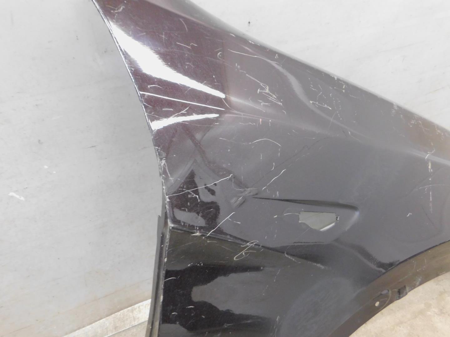 Крыло переднее правое