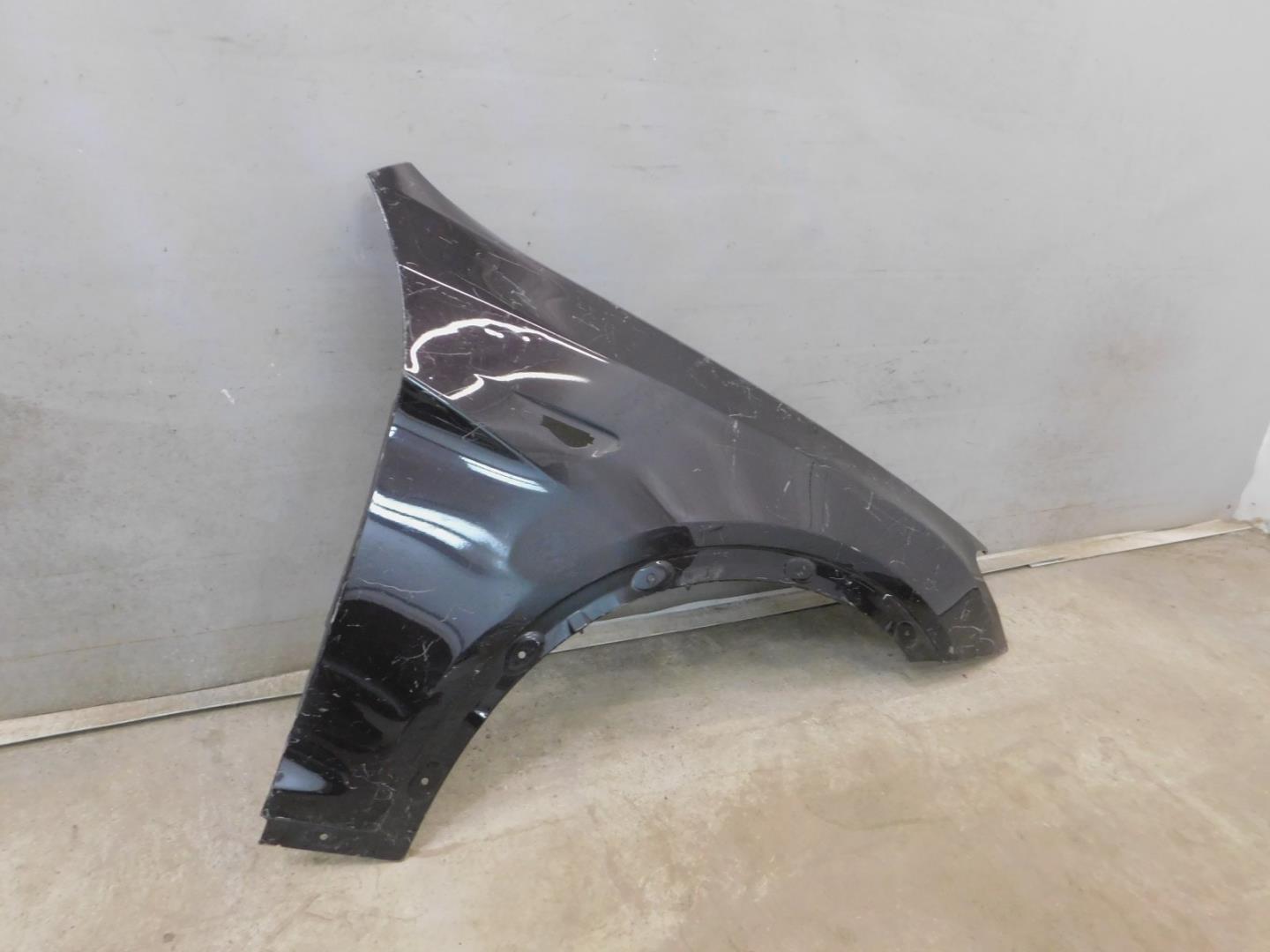 Крыло переднее правое