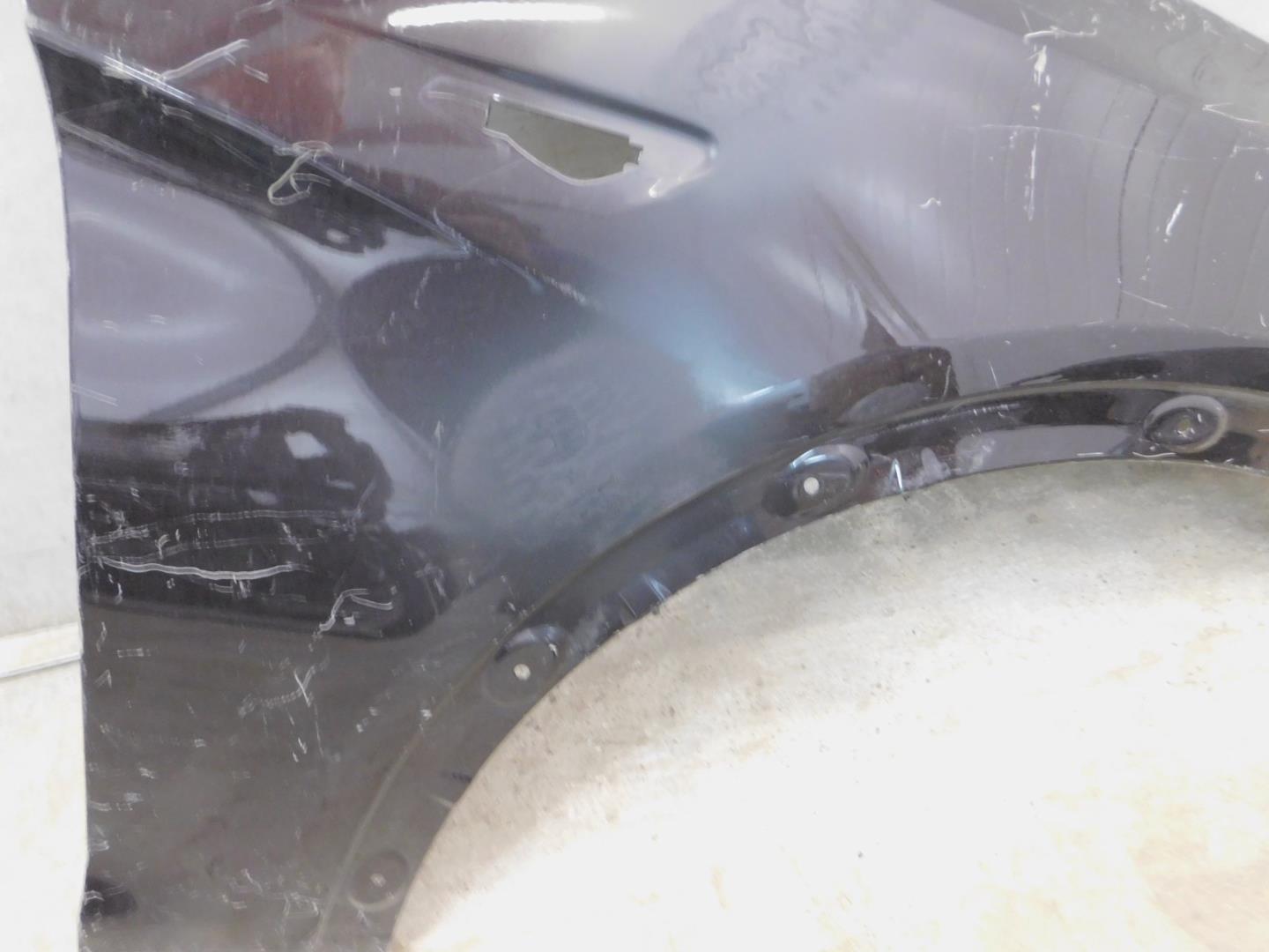 Крыло переднее правое