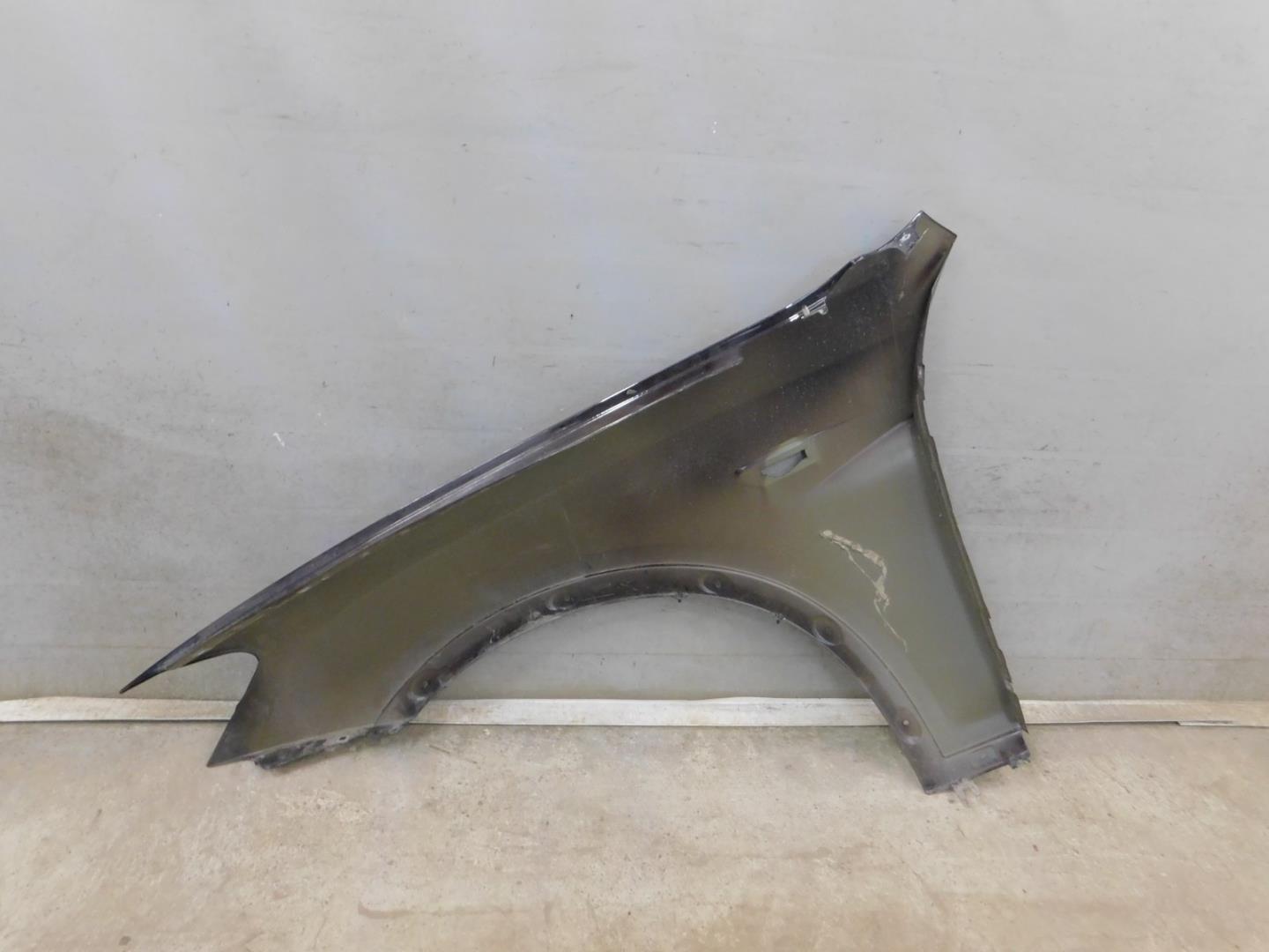 Крыло переднее правое