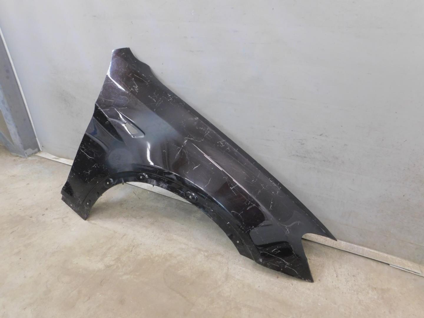 Крыло переднее правое