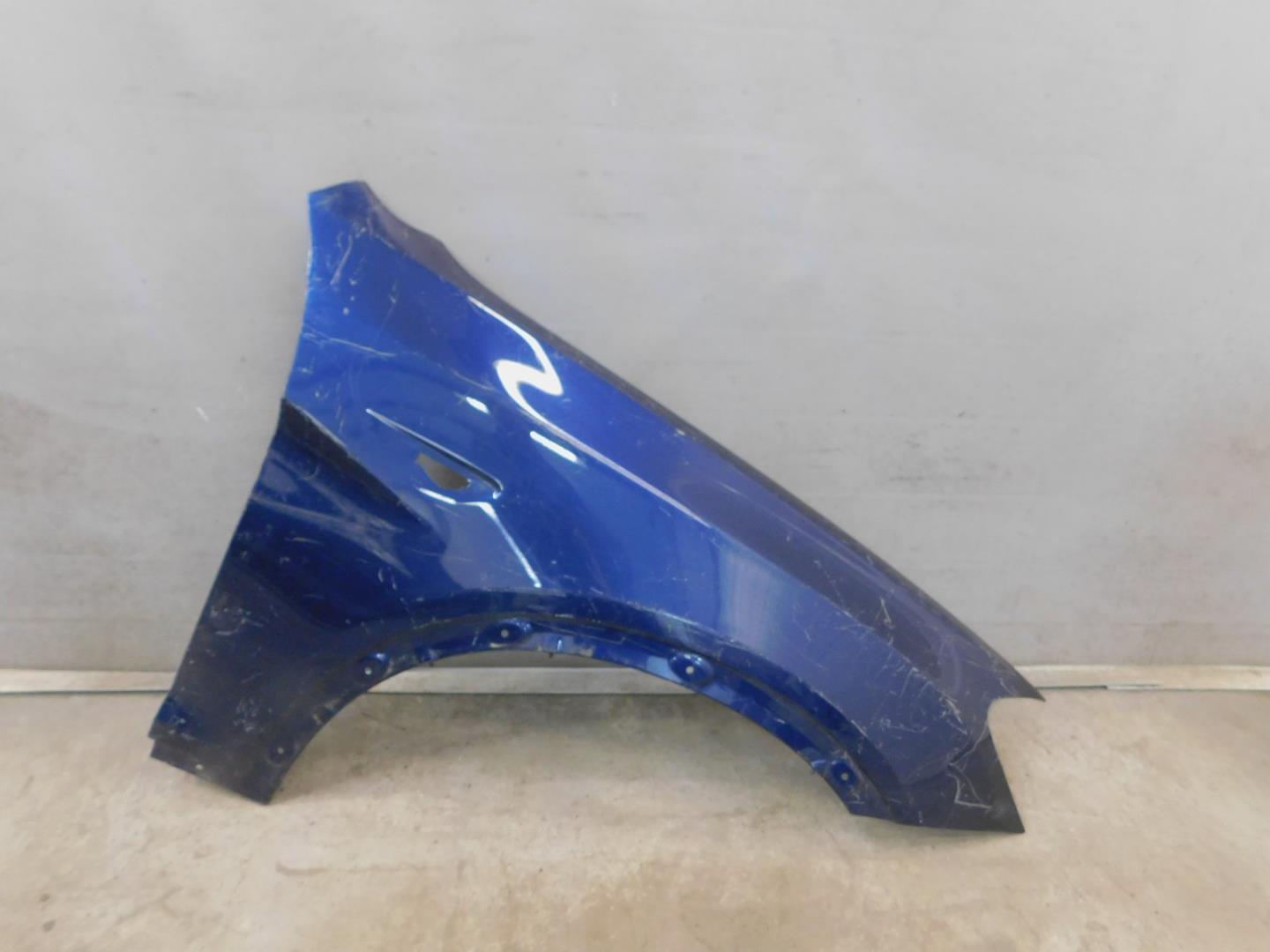 Крыло переднее правое