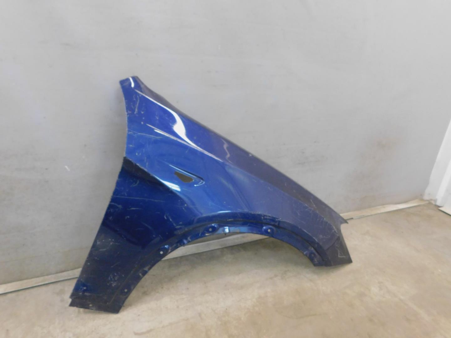 Крыло переднее правое