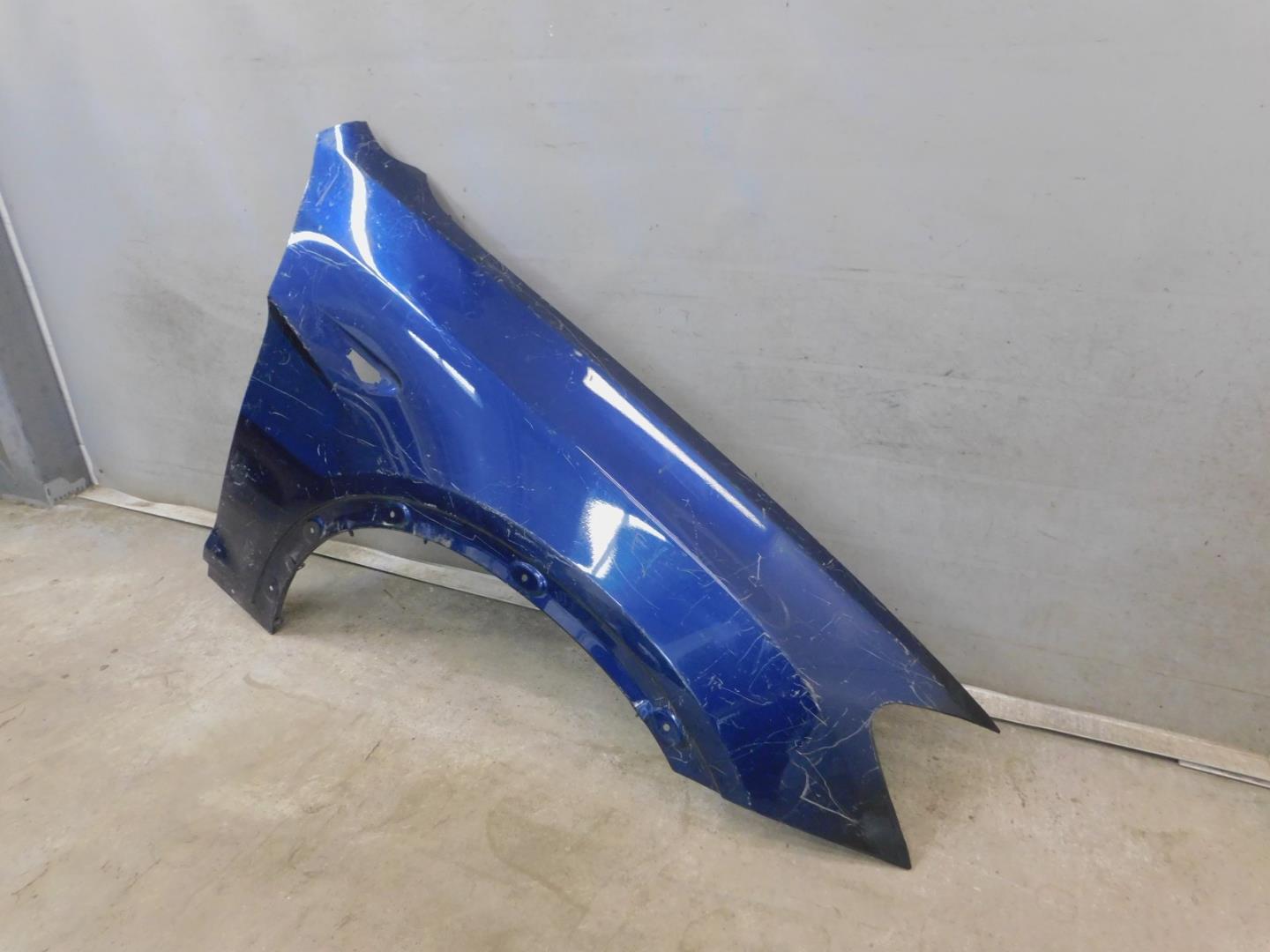 Крыло переднее правое