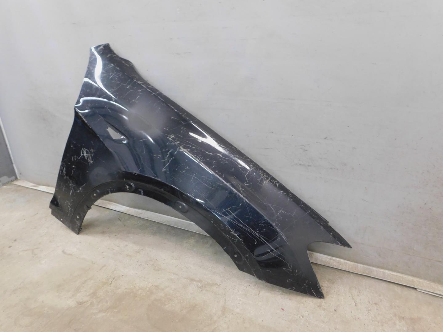 Крыло переднее правое