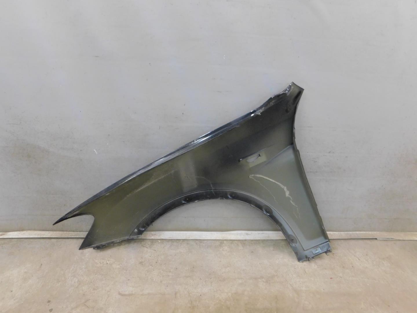 Крыло переднее правое