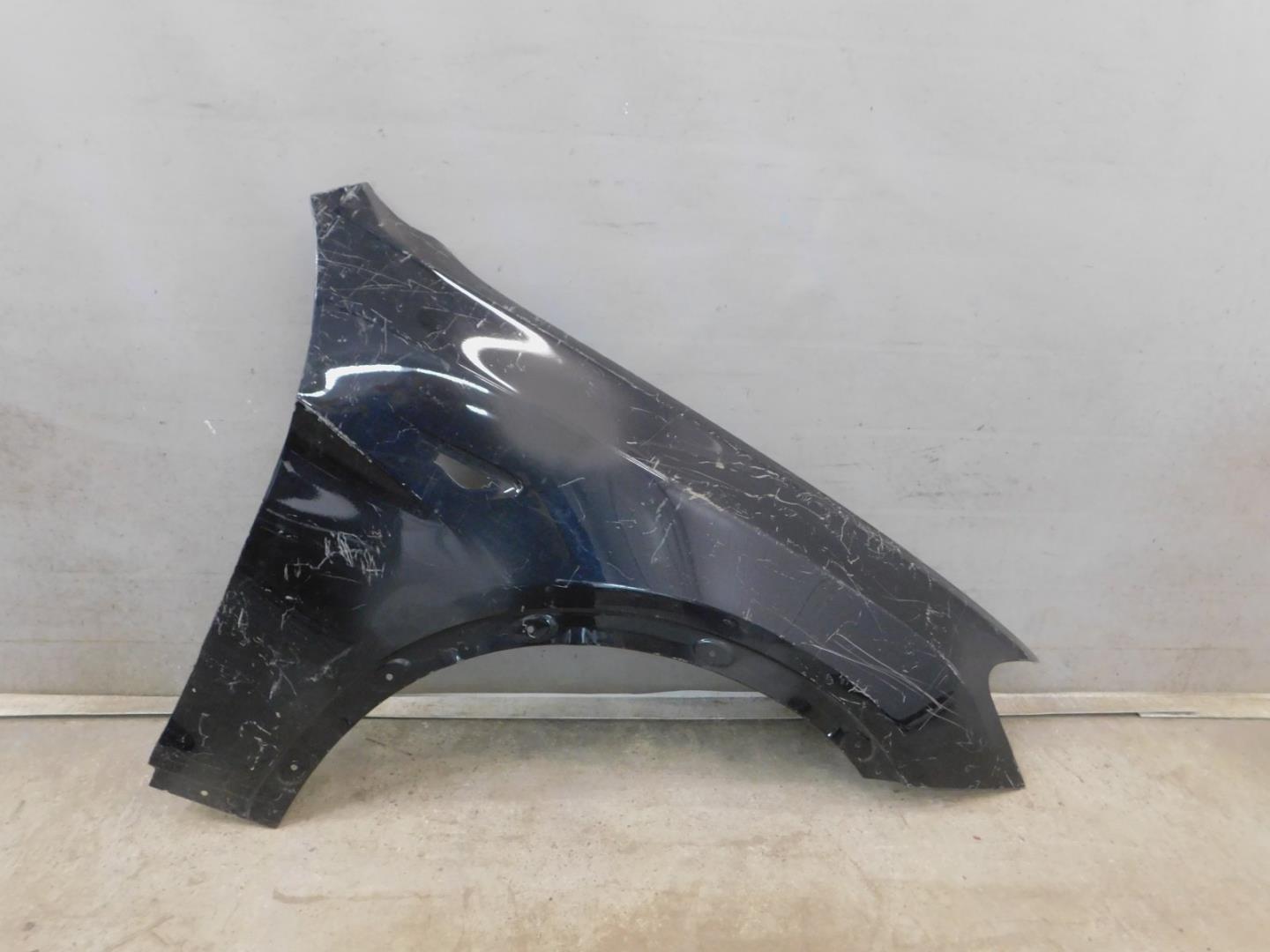 Крыло переднее правое