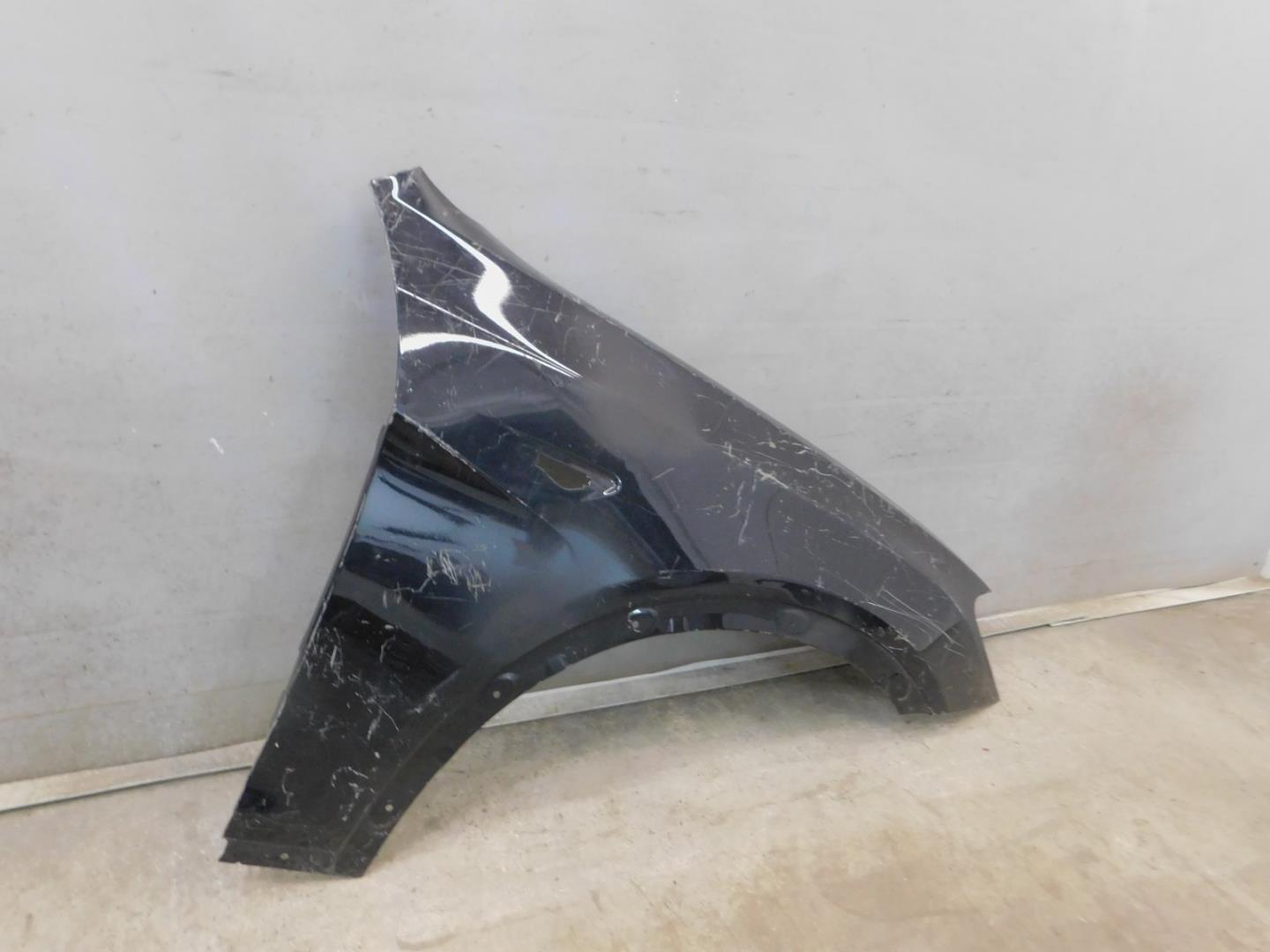 Крыло переднее правое