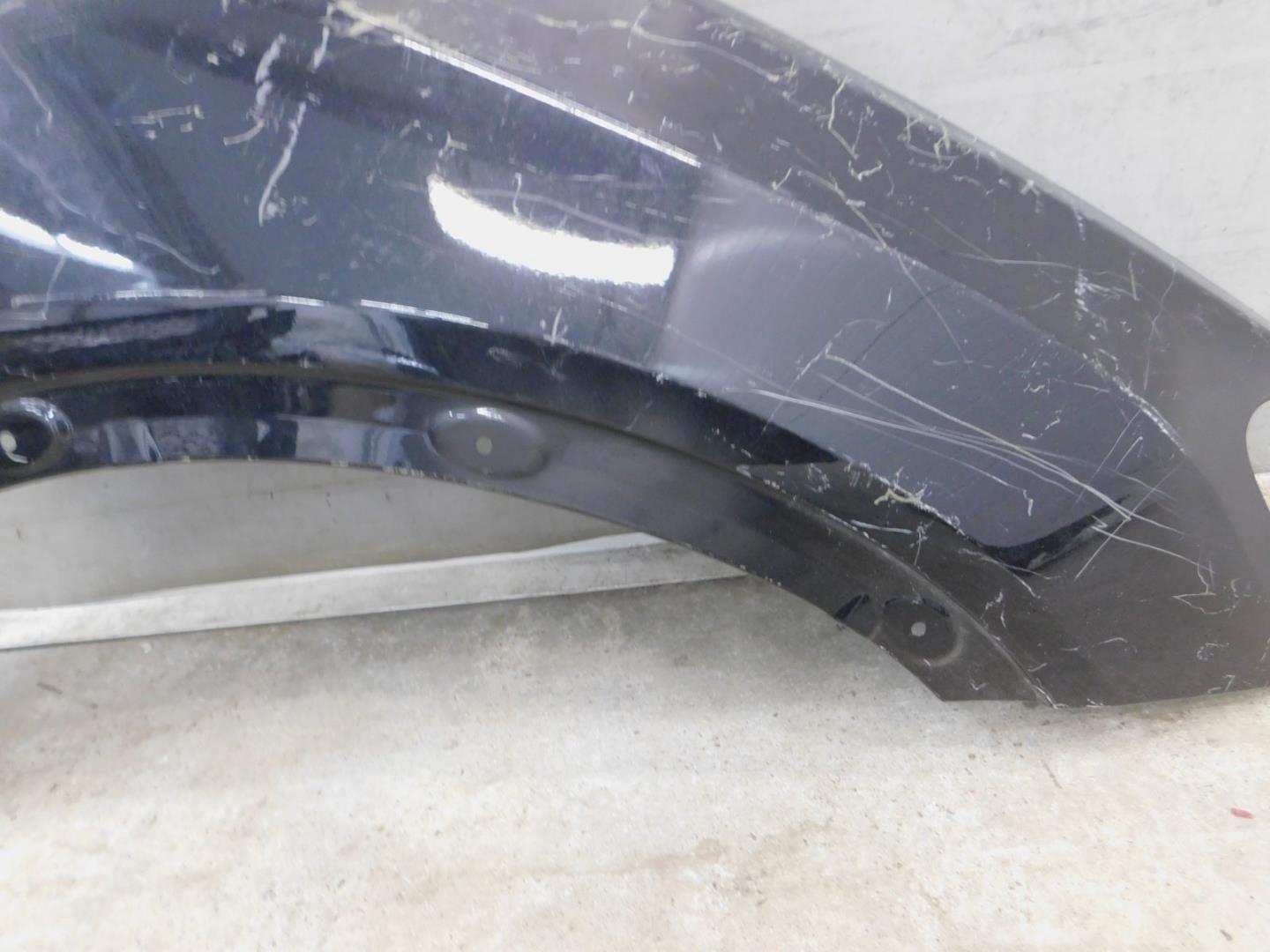 Крыло переднее правое