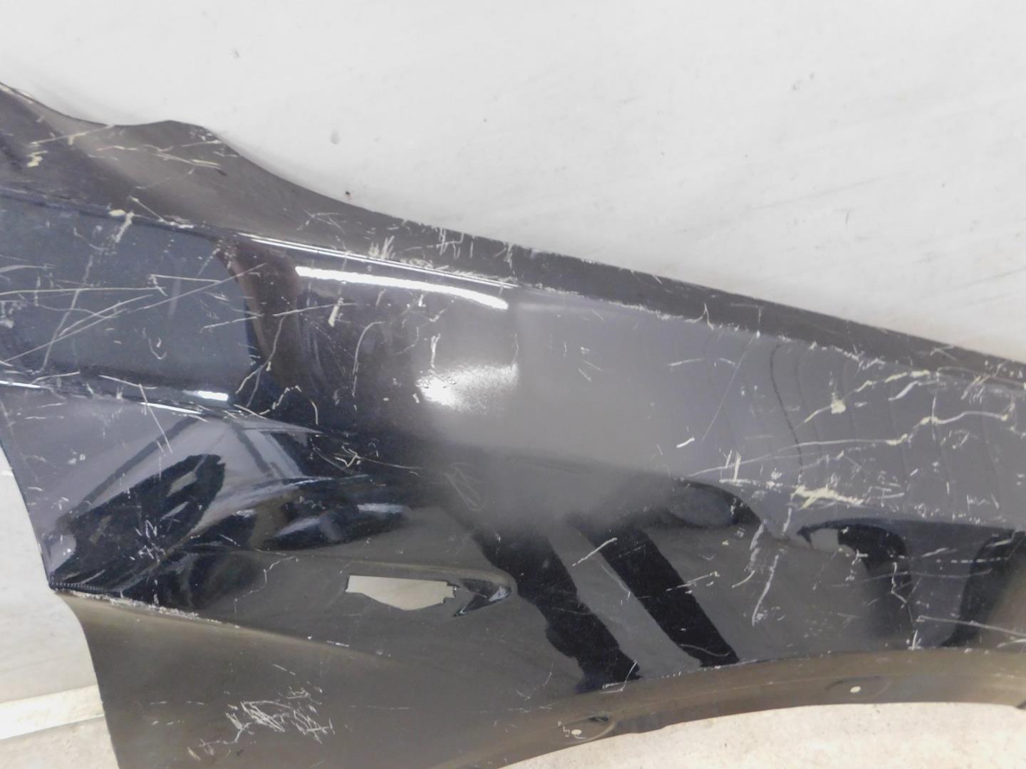 Крыло переднее правое