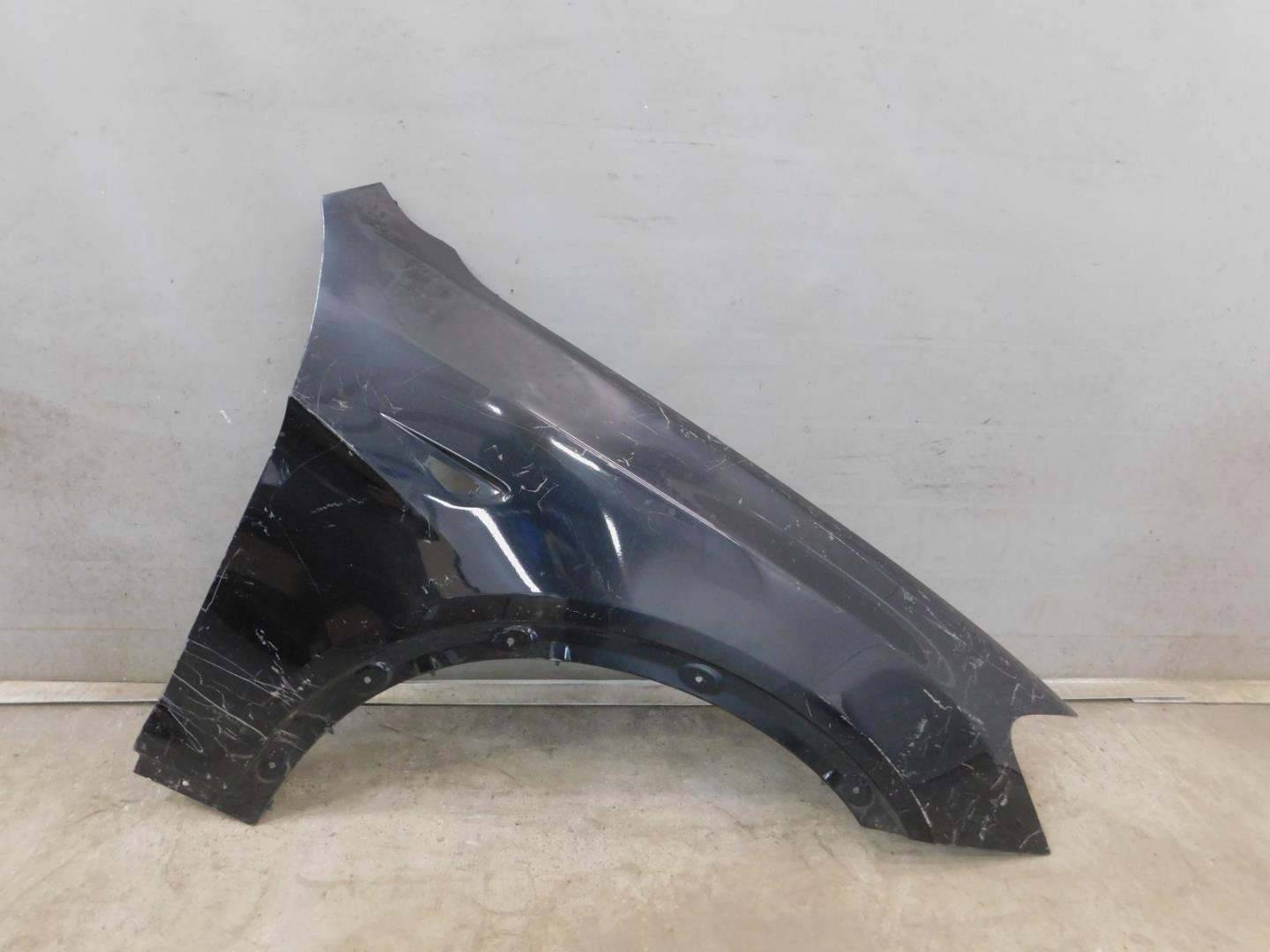 Крыло переднее правое