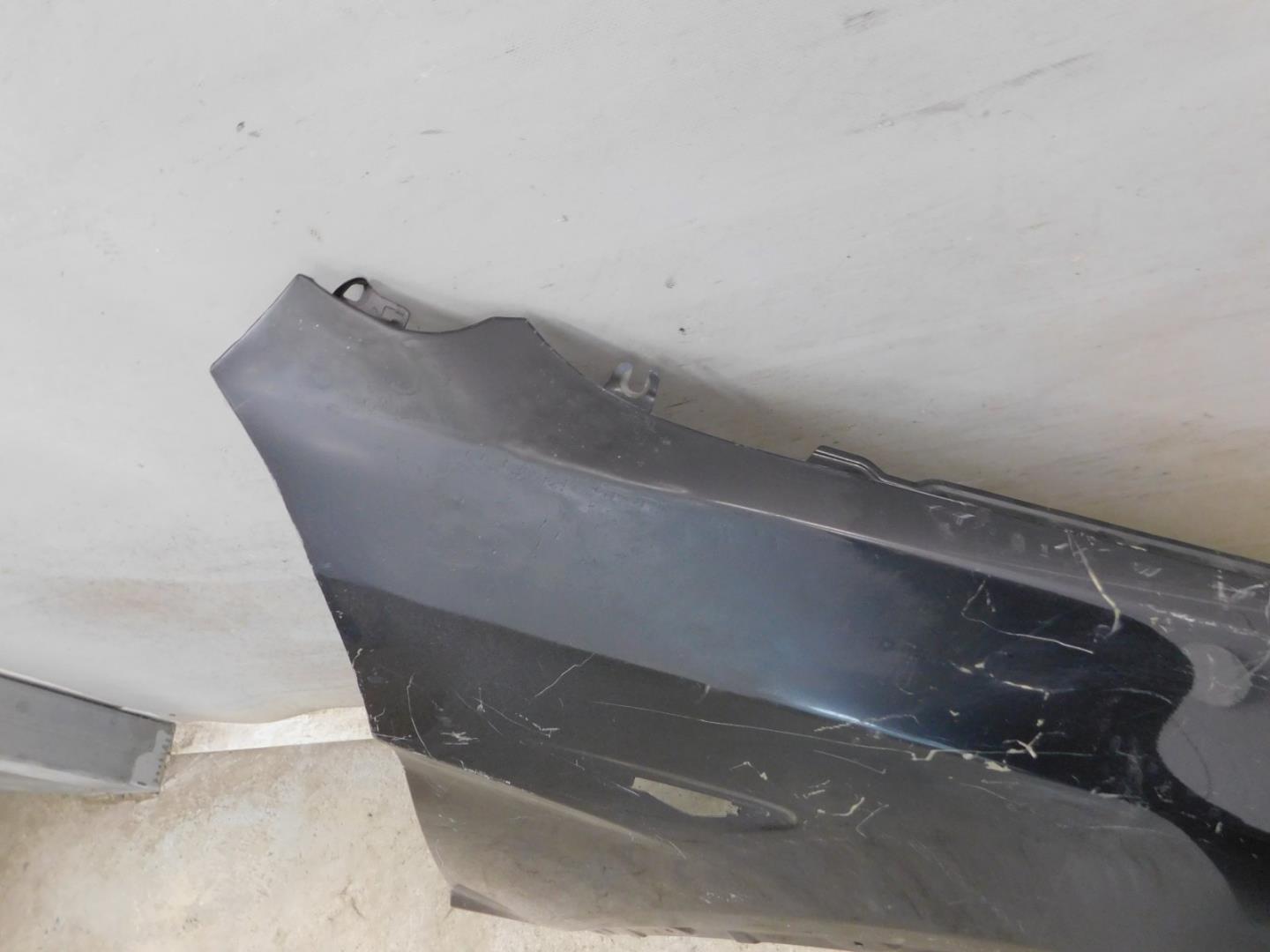 Крыло переднее правое