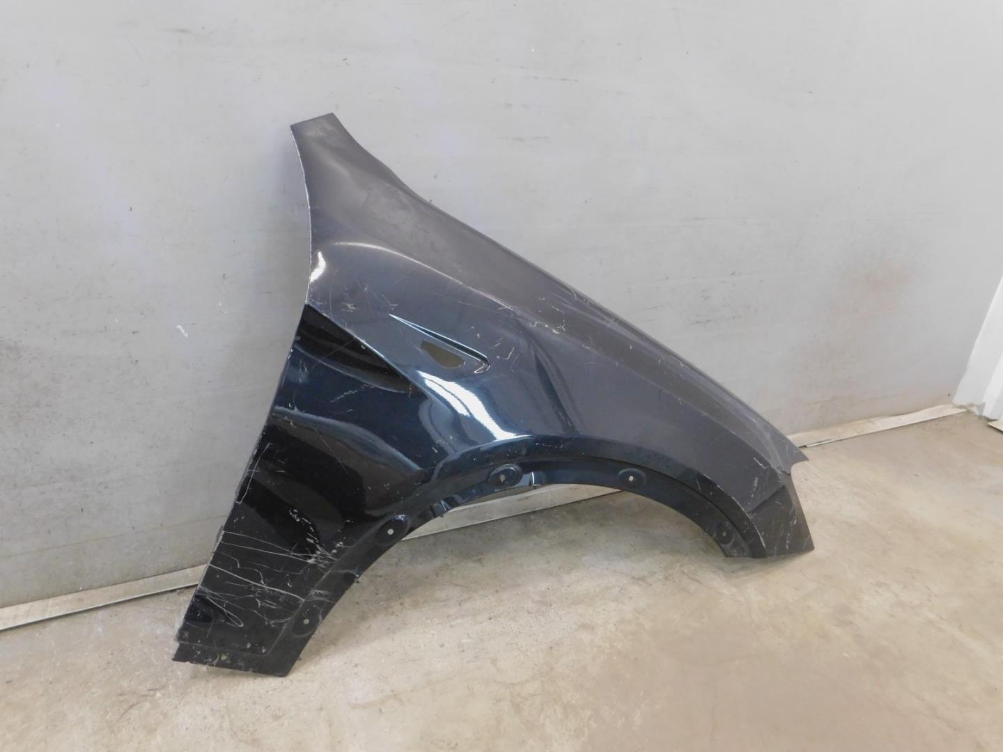 Крыло переднее правое