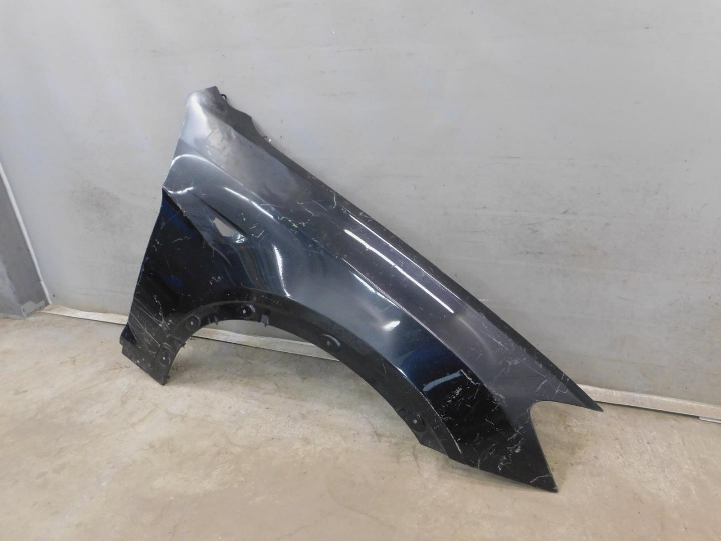 Крыло переднее правое