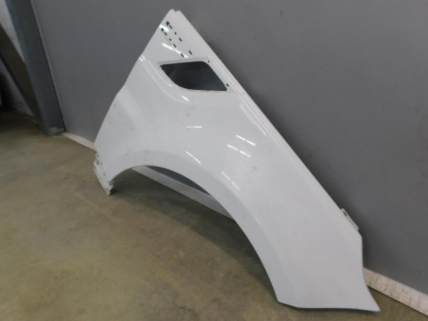 Крыло переднее правое