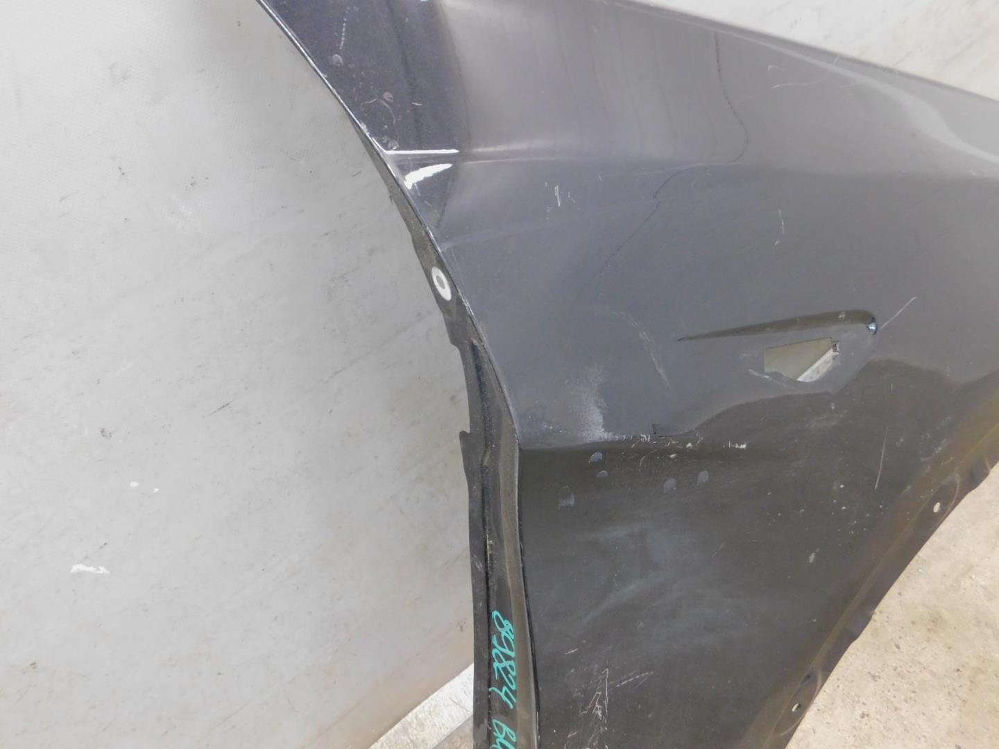 Крыло переднее правое