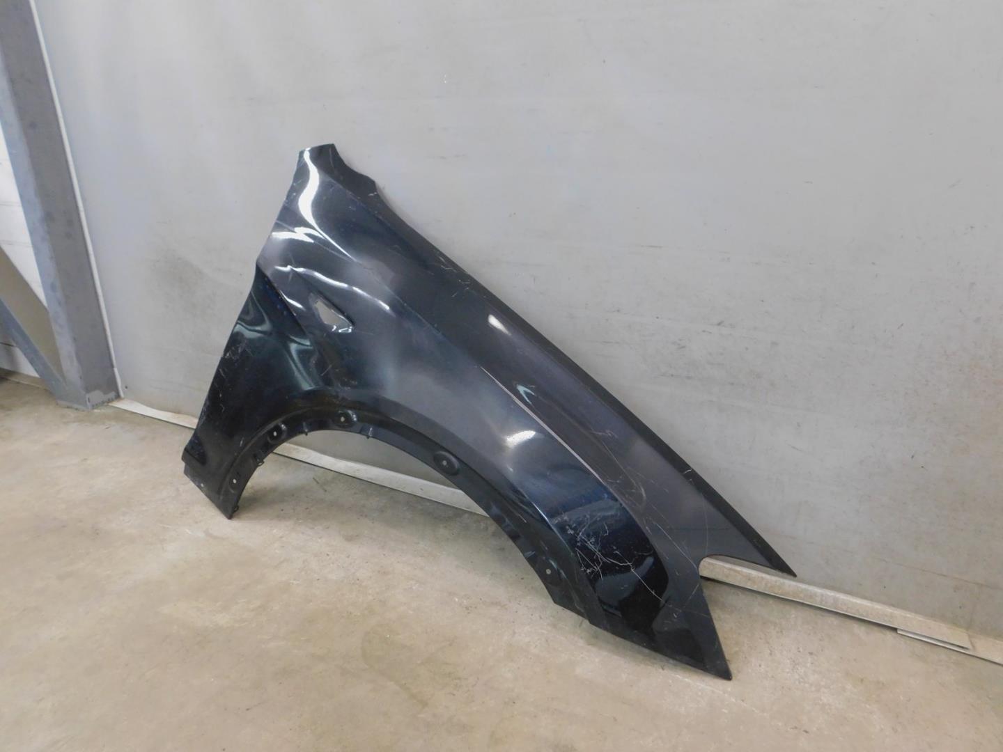 Крыло переднее правое