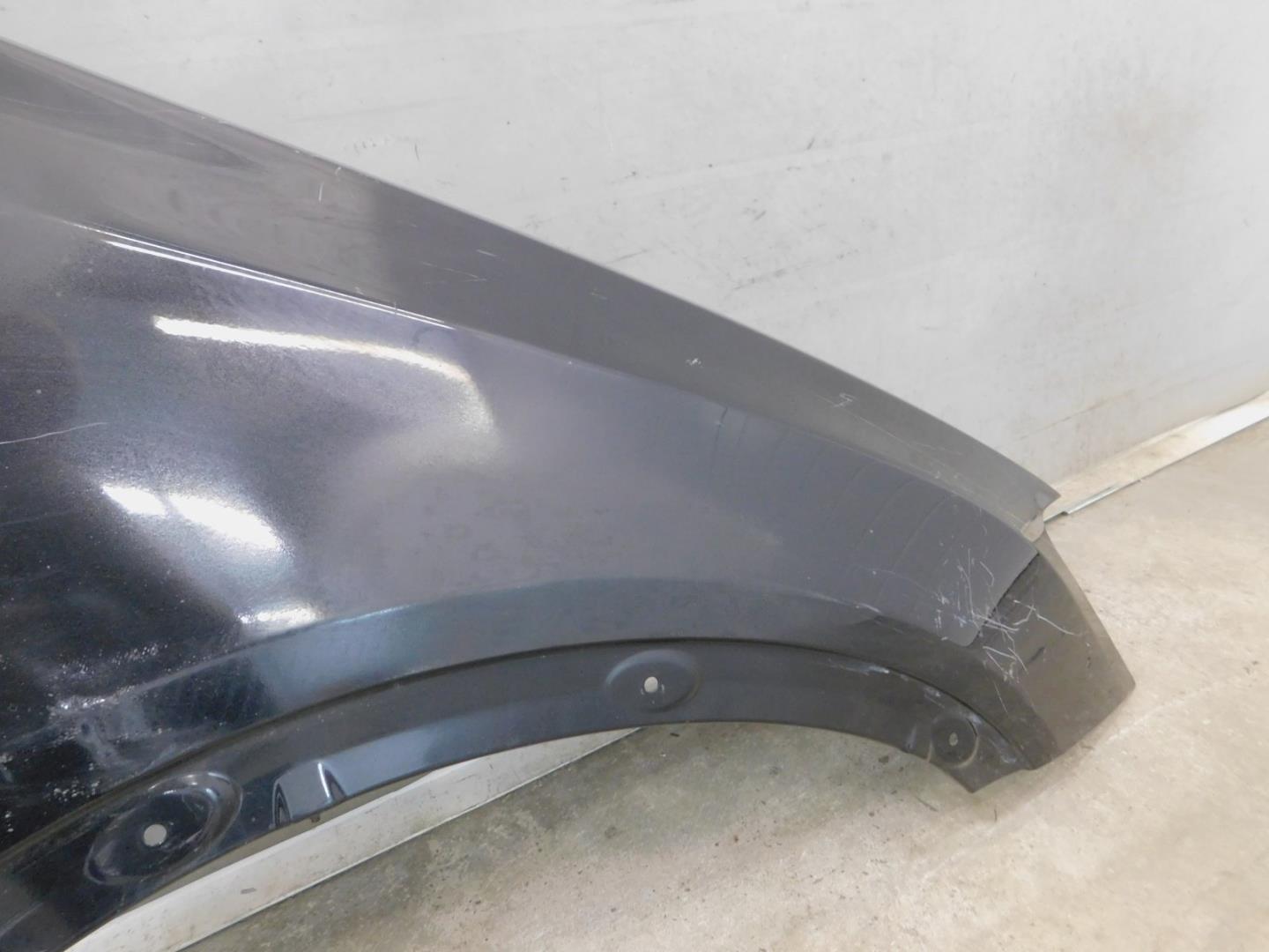 Крыло переднее правое