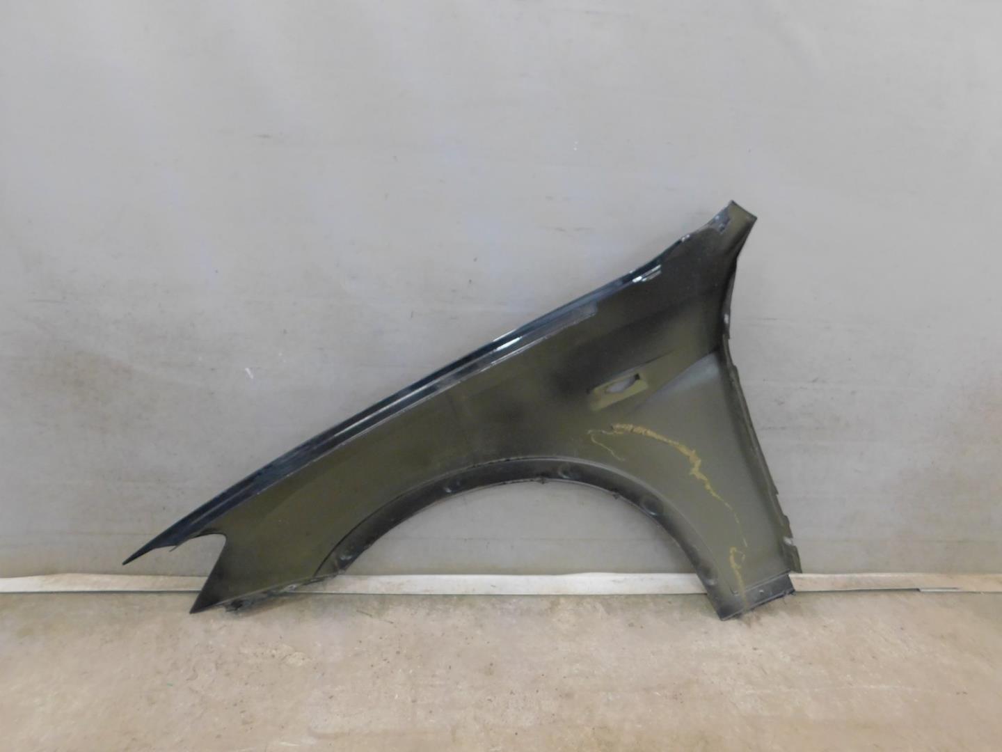 Крыло переднее правое