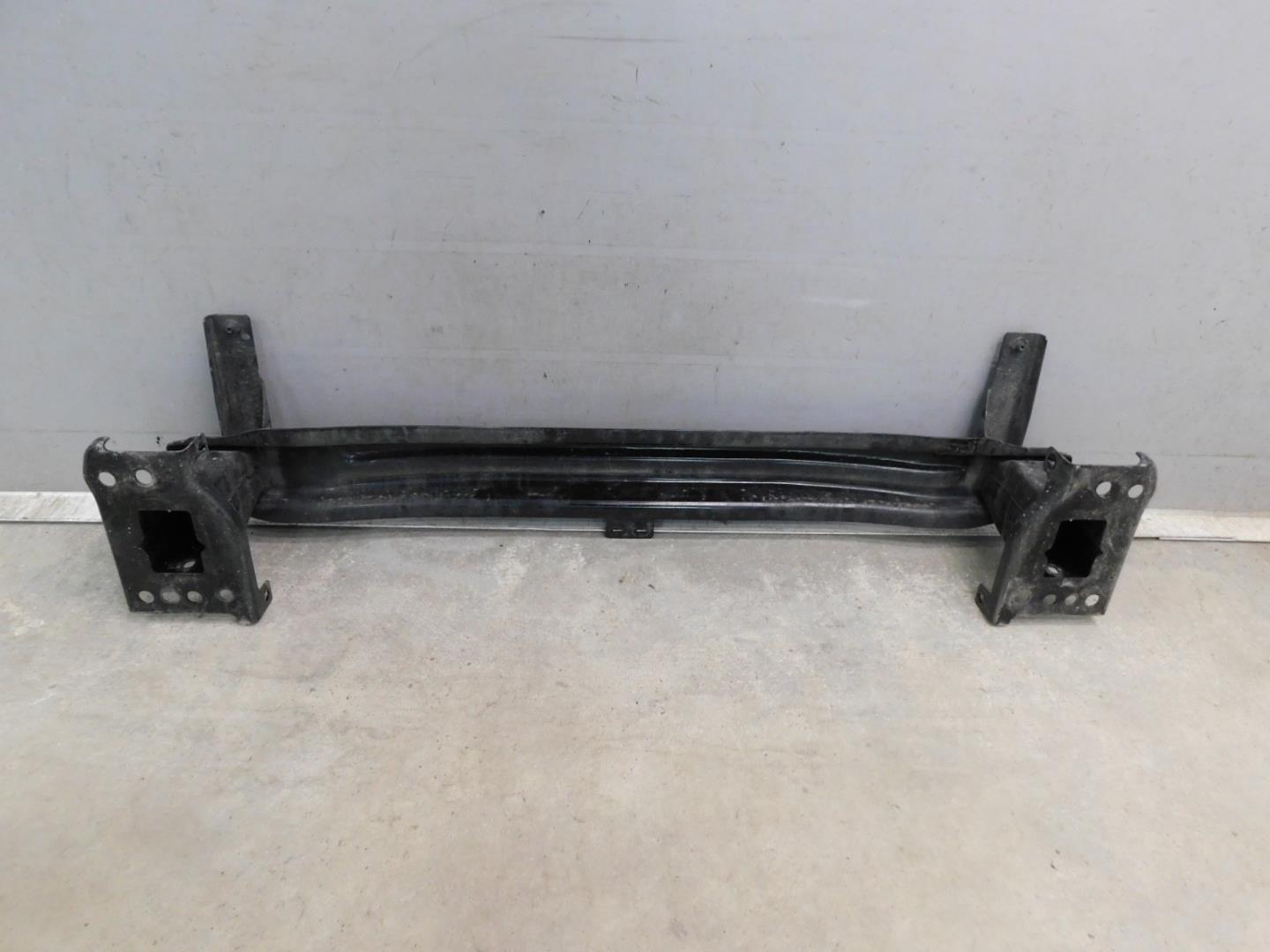 Усилитель переднего бампера