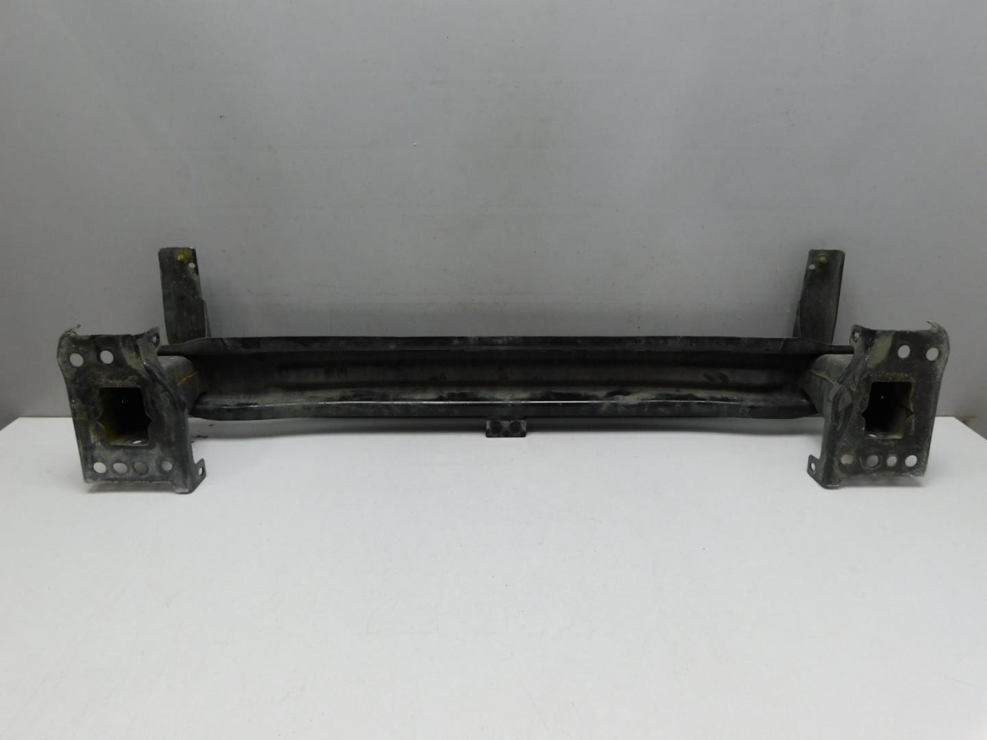 Усилитель переднего бампера