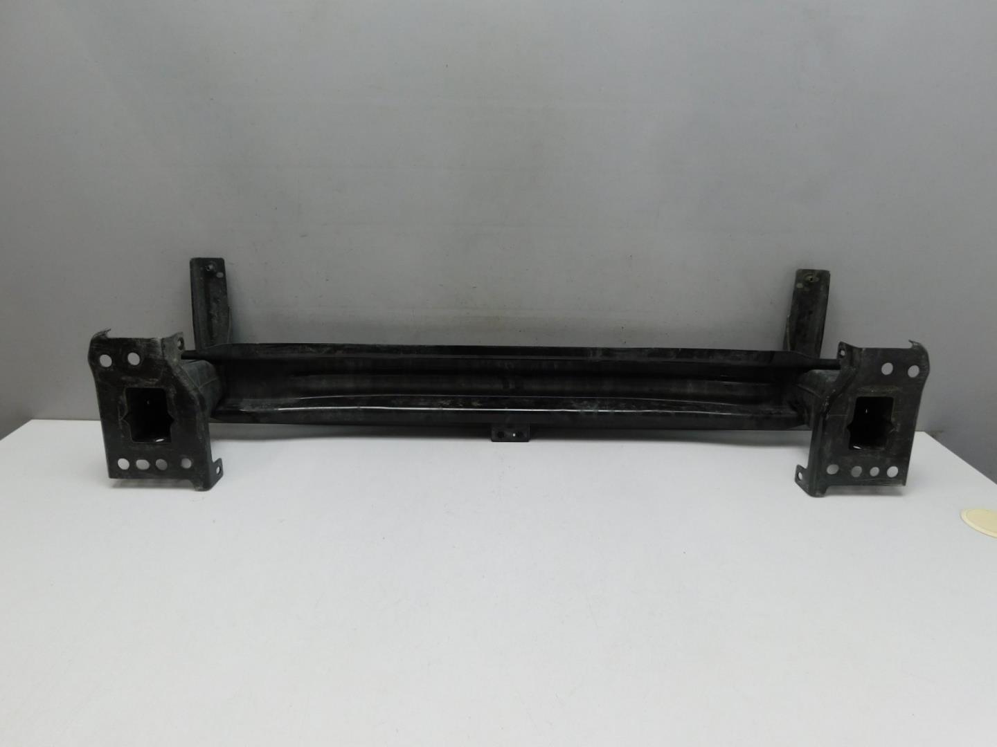 Усилитель переднего бампера