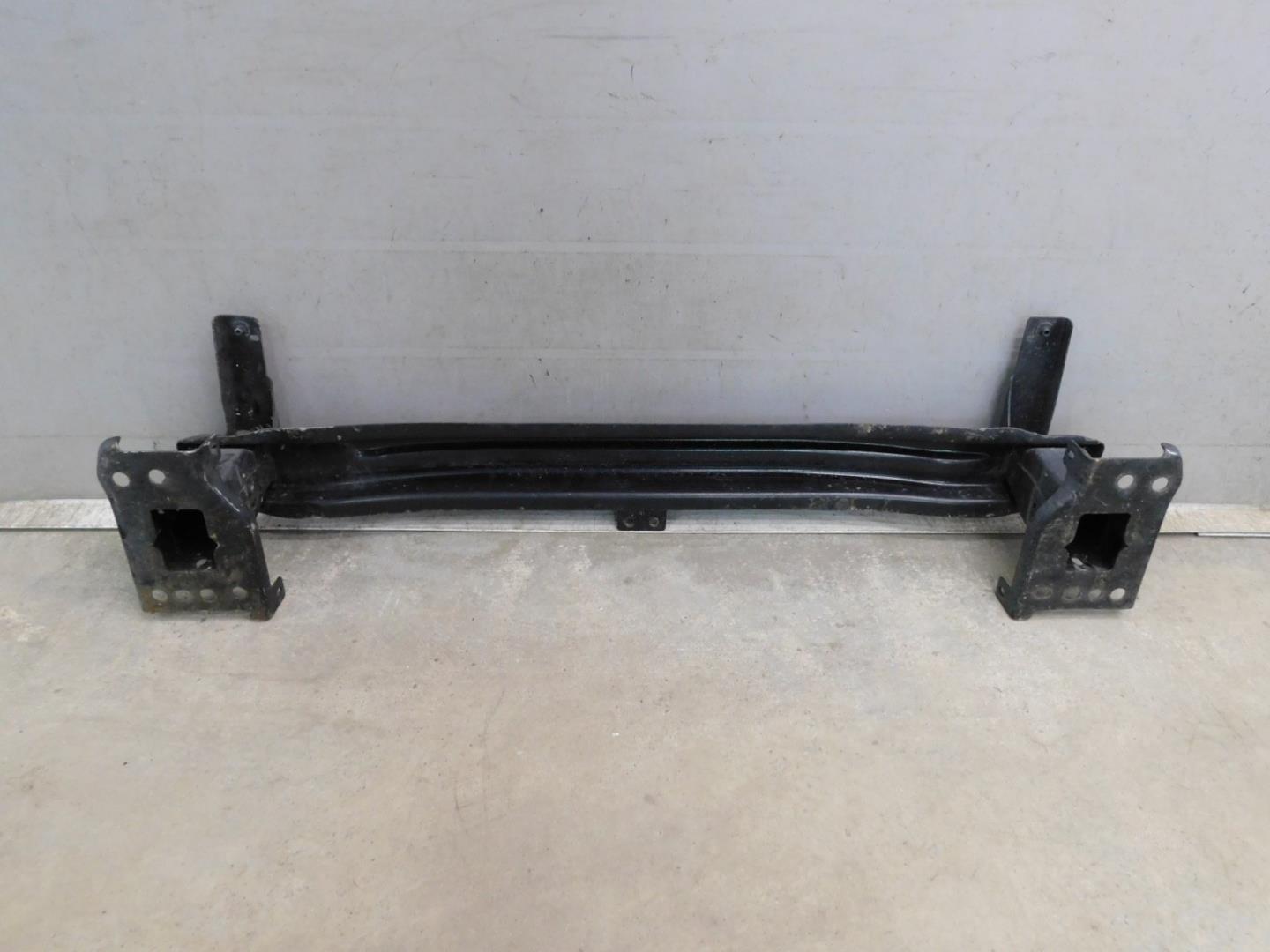 Усилитель переднего бампера