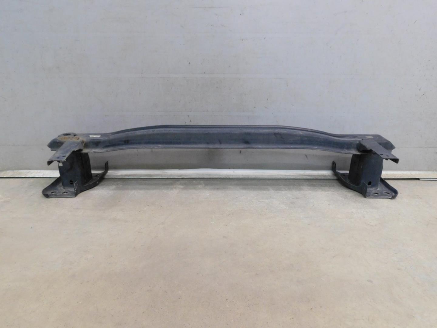 Усилитель переднего бампера