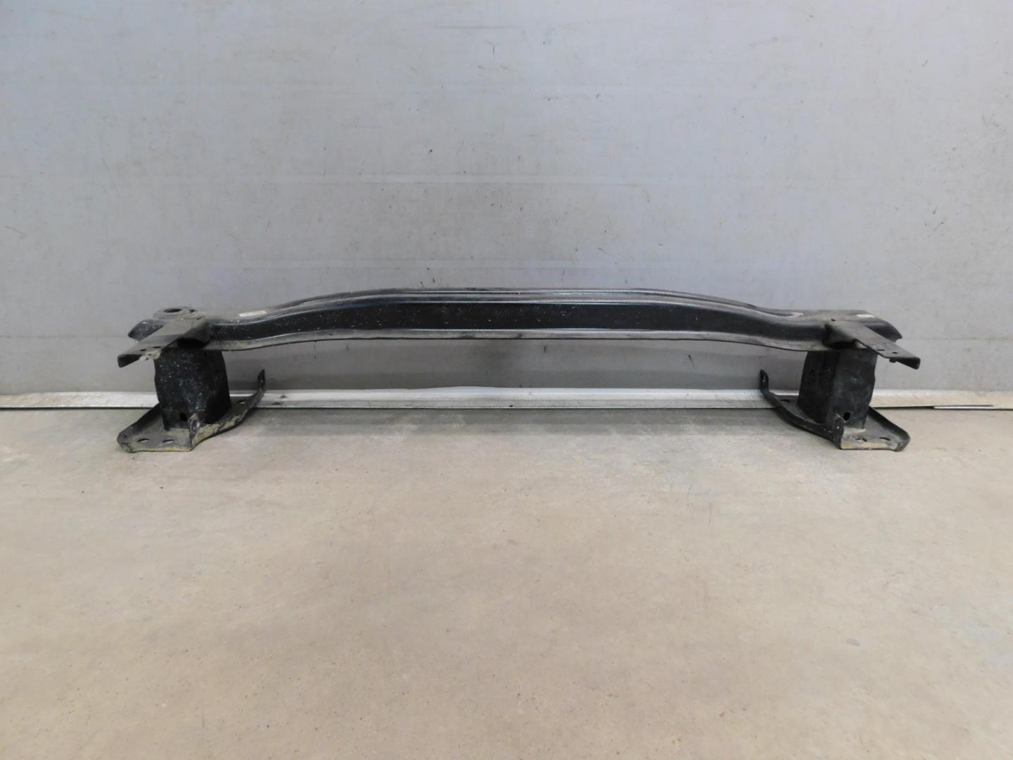 Усилитель переднего бампера