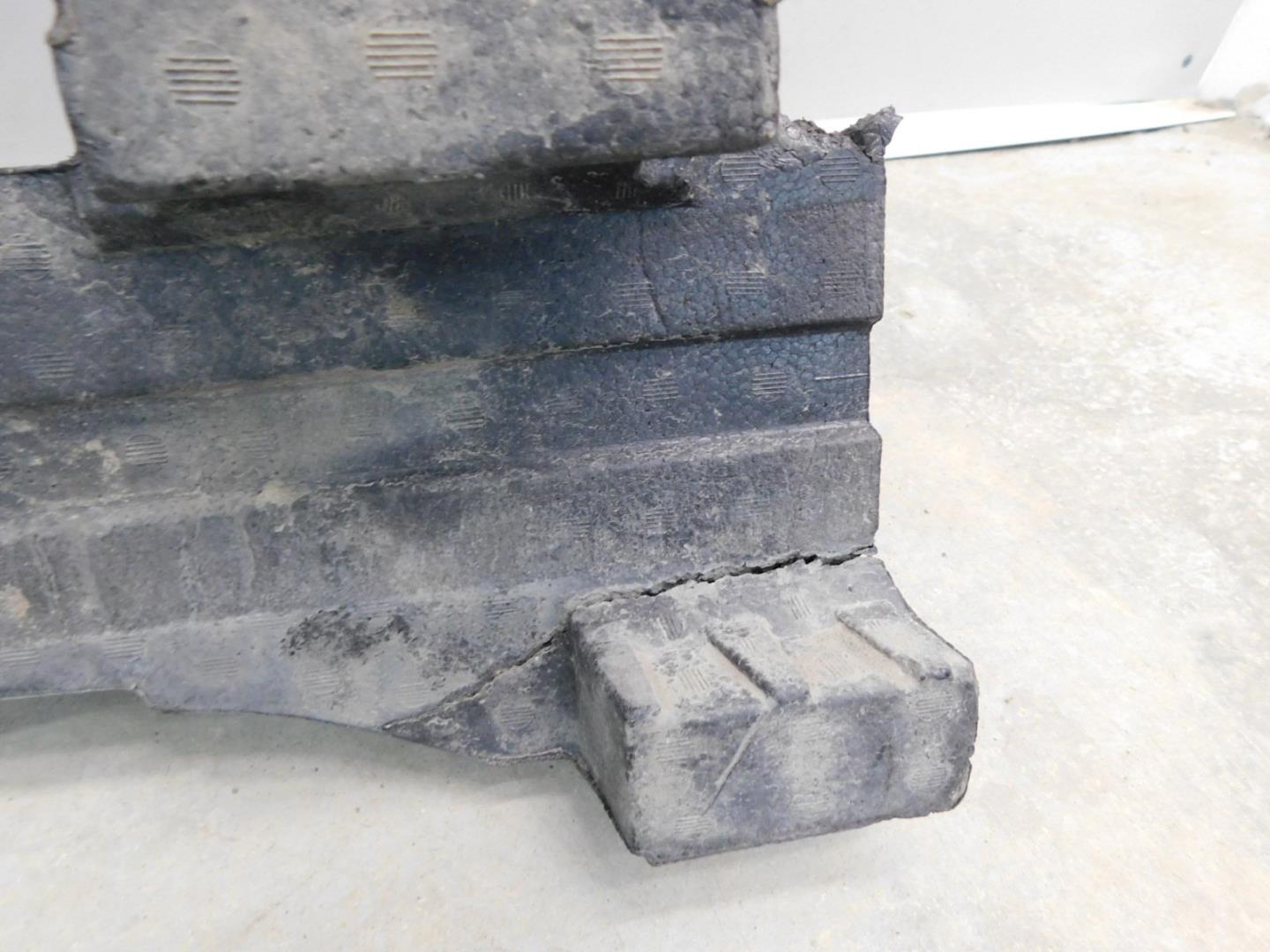 Усилитель переднего бампера