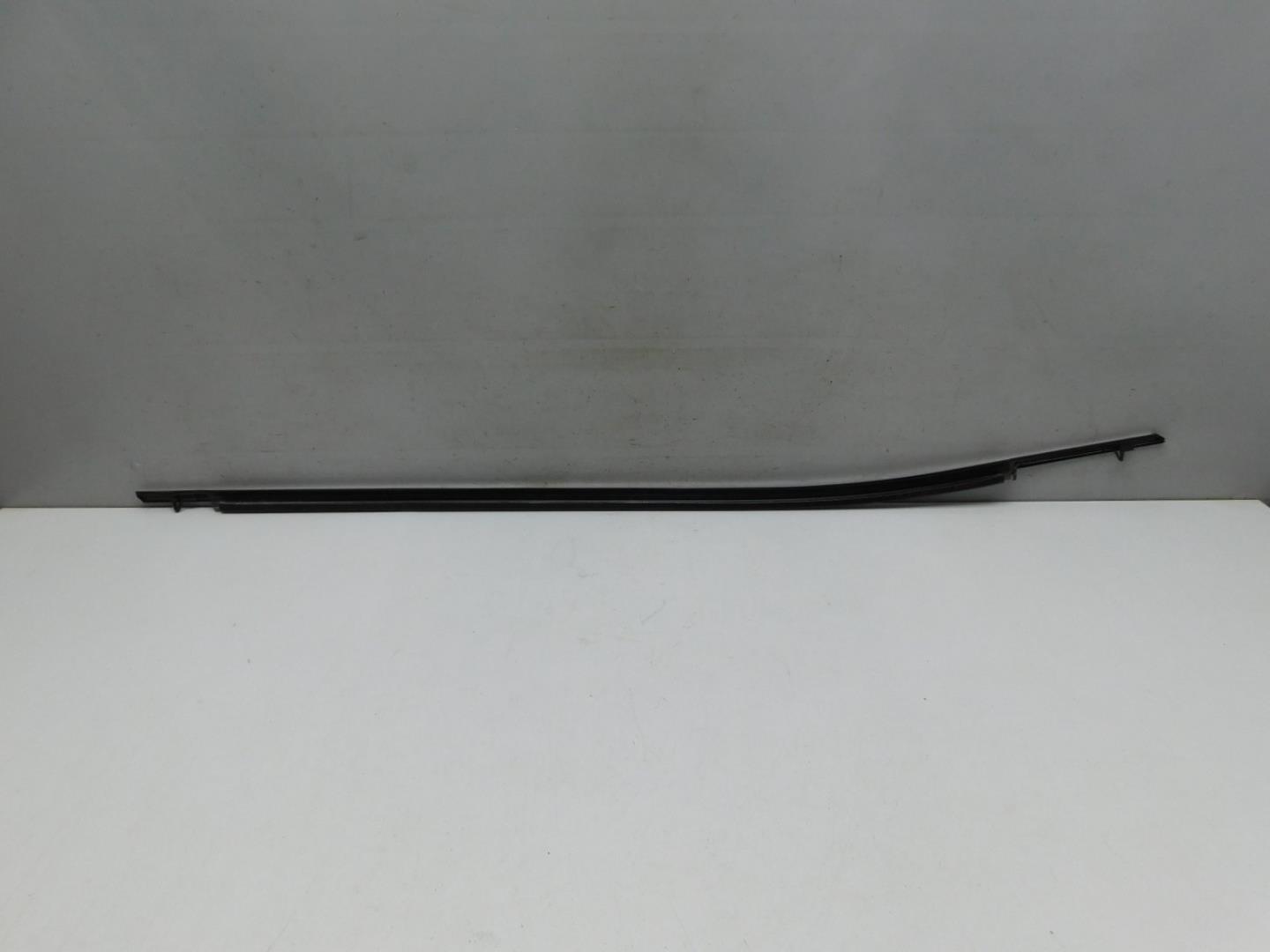 Накладка стекла переднего левого