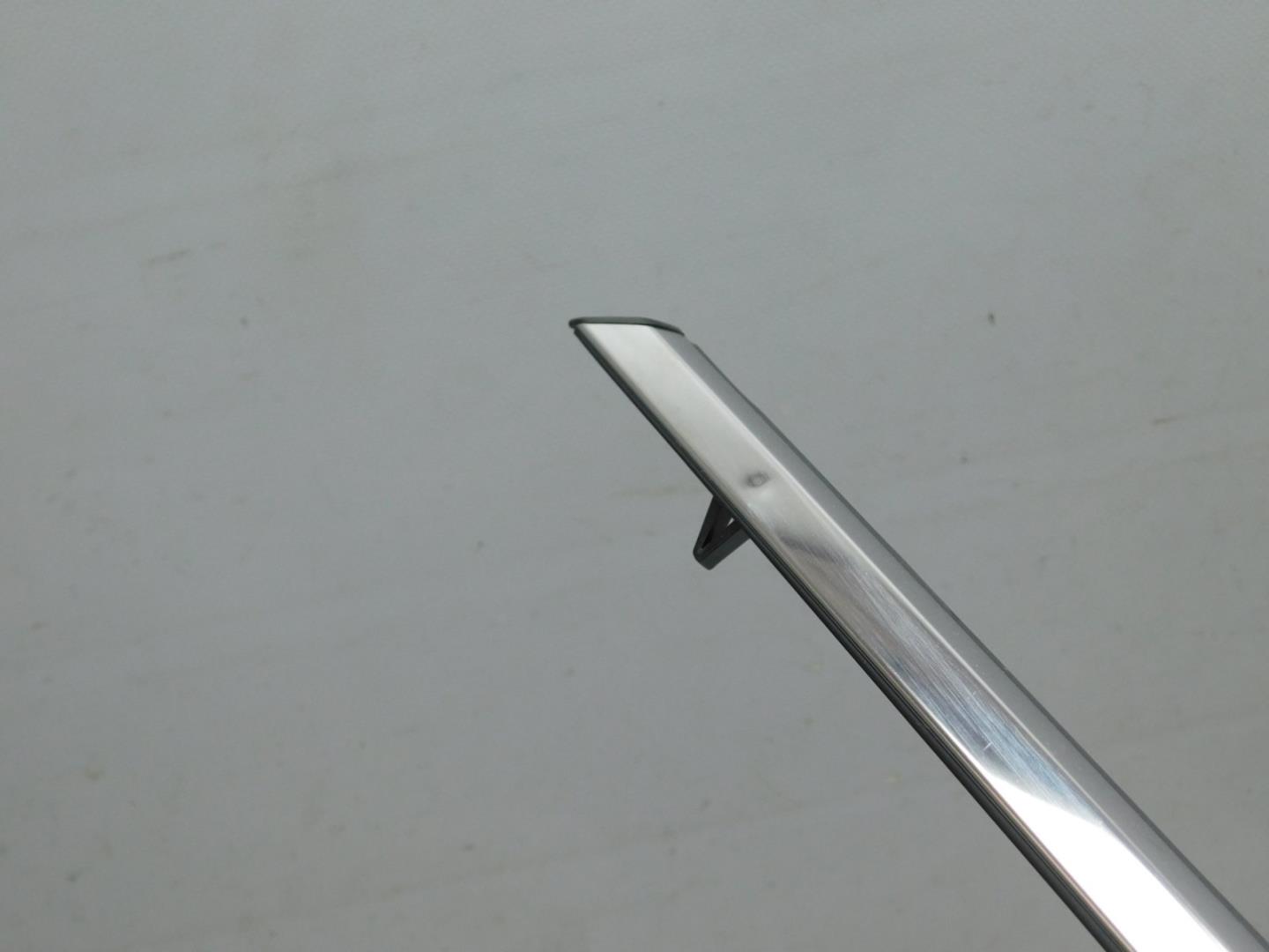 Накладка стекла переднего левого