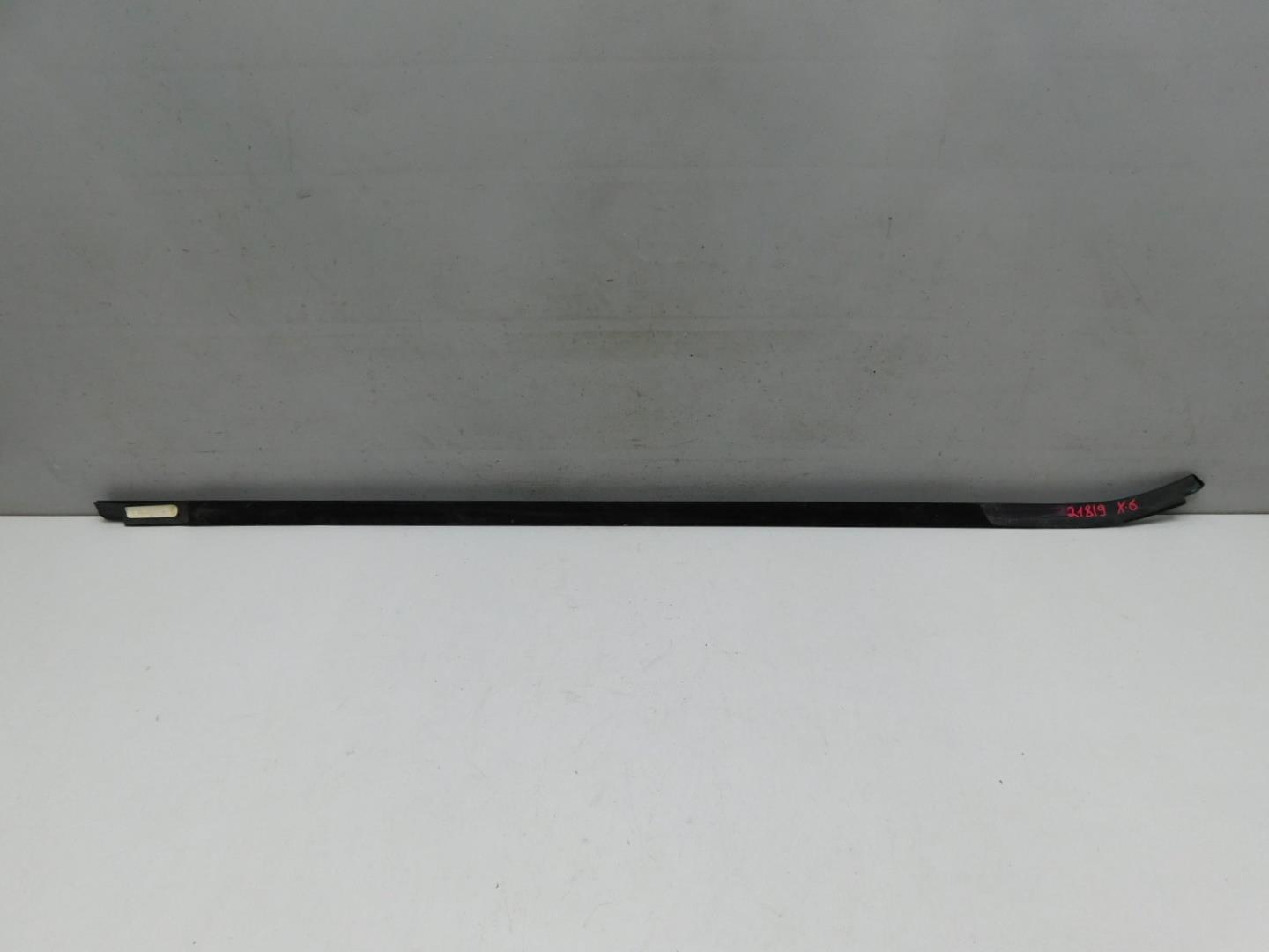 Накладка стекла переднего левого