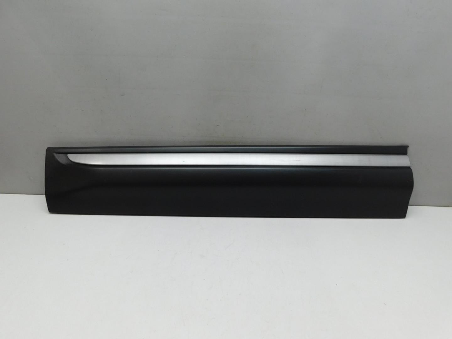 Накладка двери передней левой