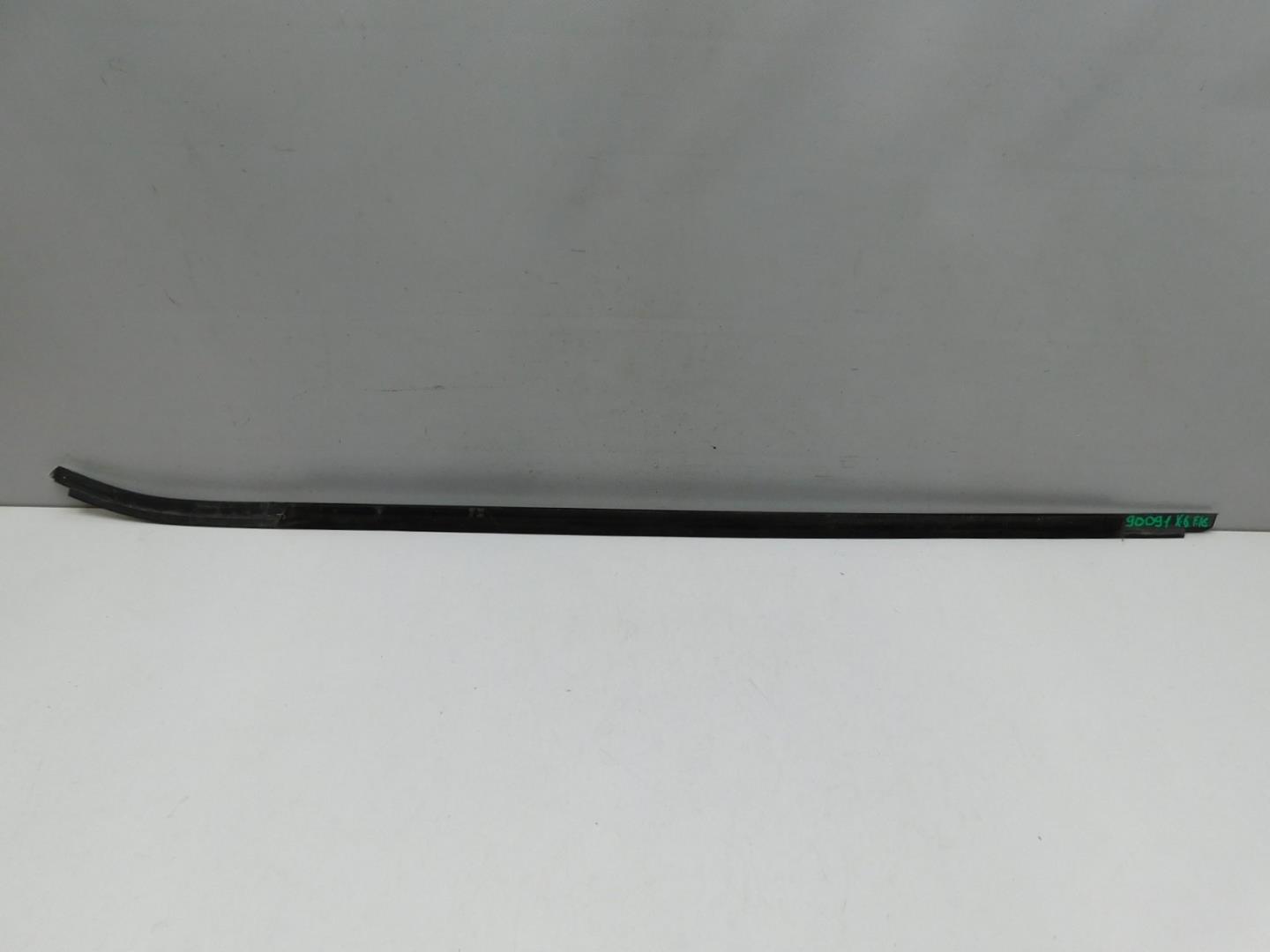 Накладка стекла переднего правого