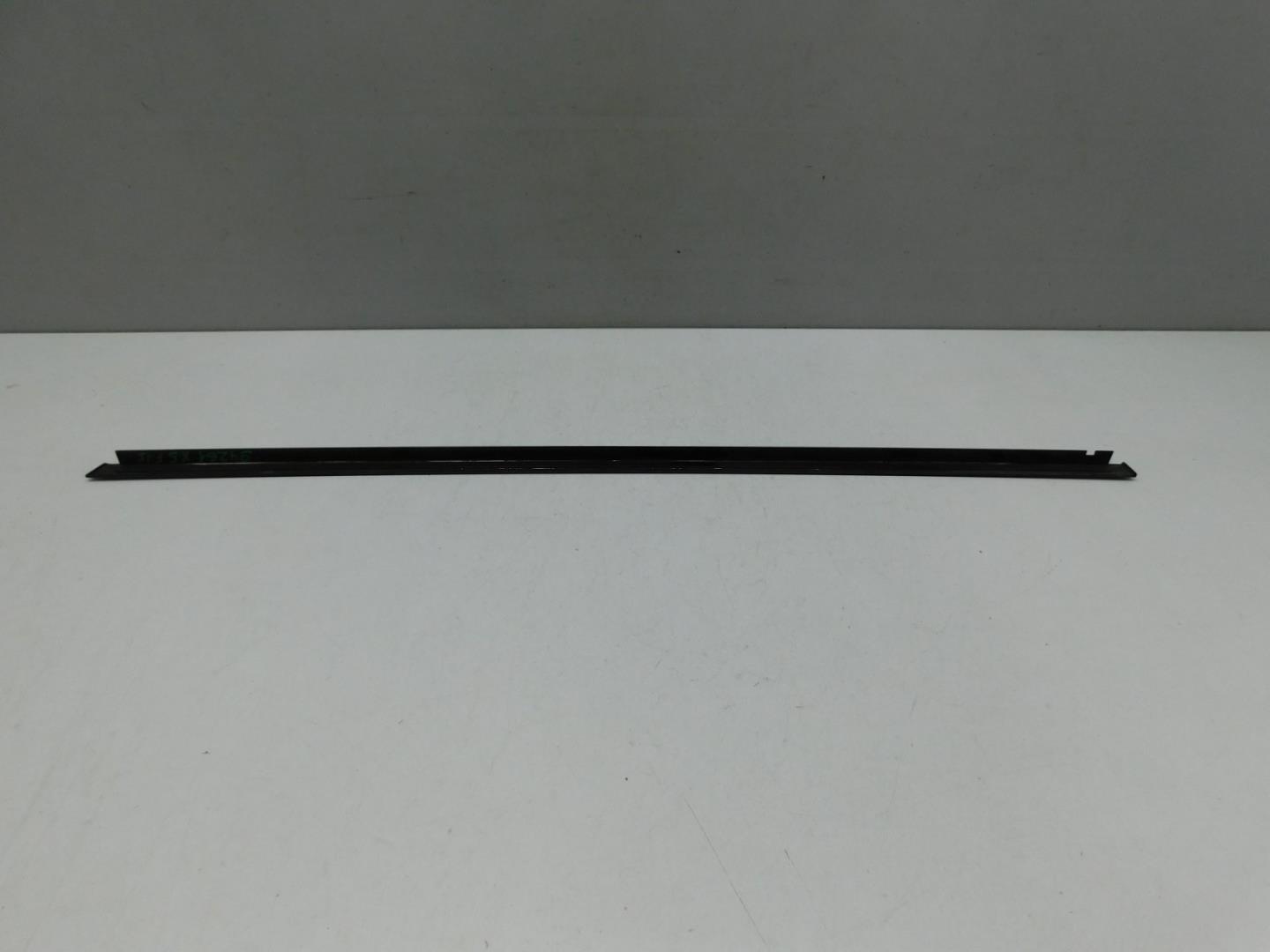 Накладка стекла заднего левого