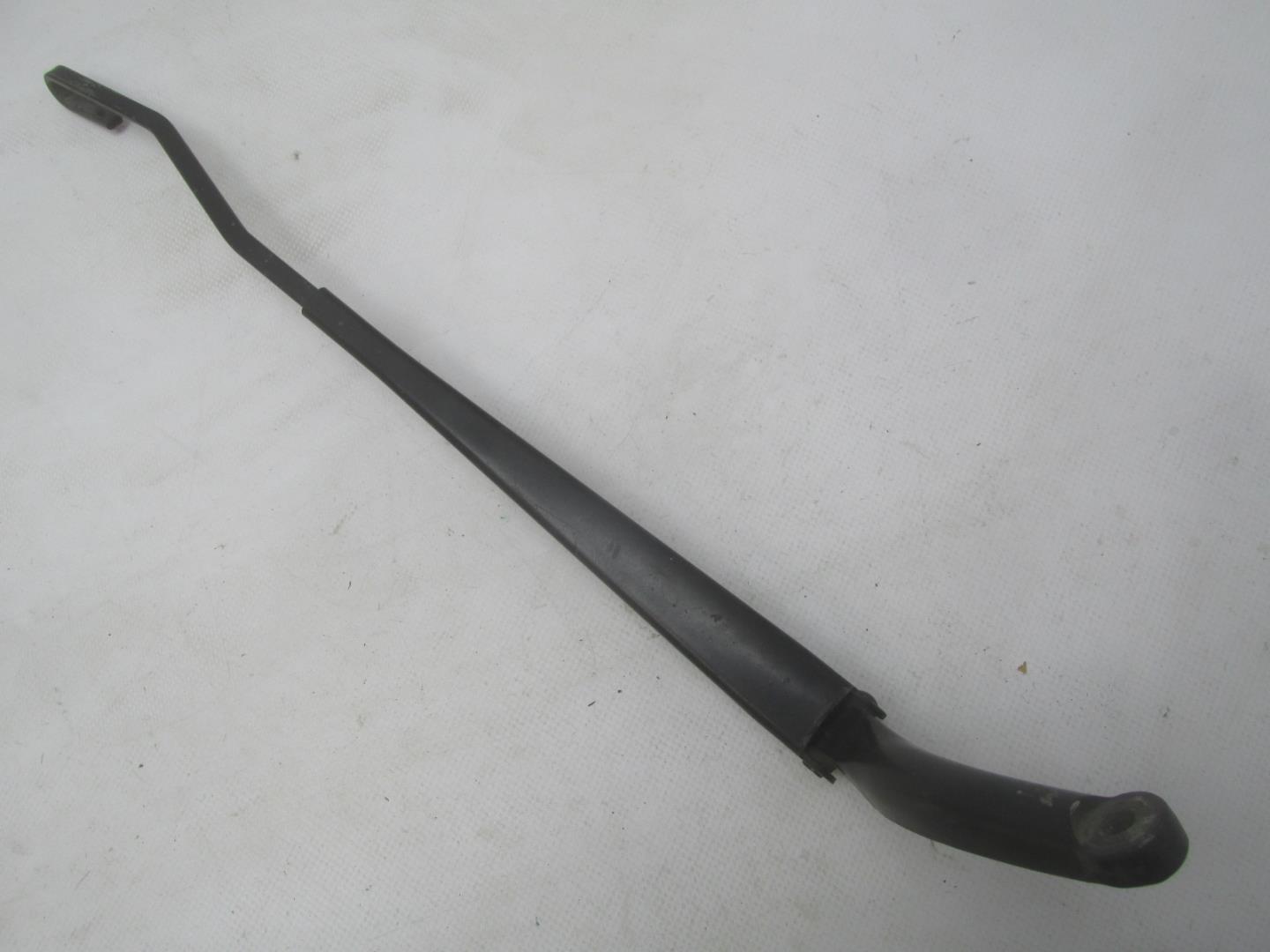 Поводок стеклоочистителя переднего