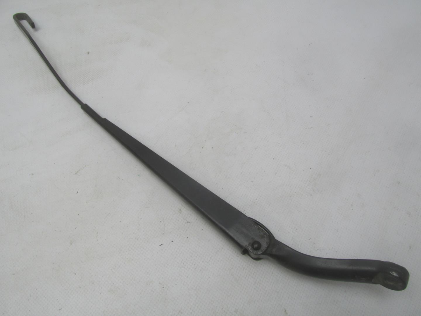 Поводок стеклоочистителя переднего