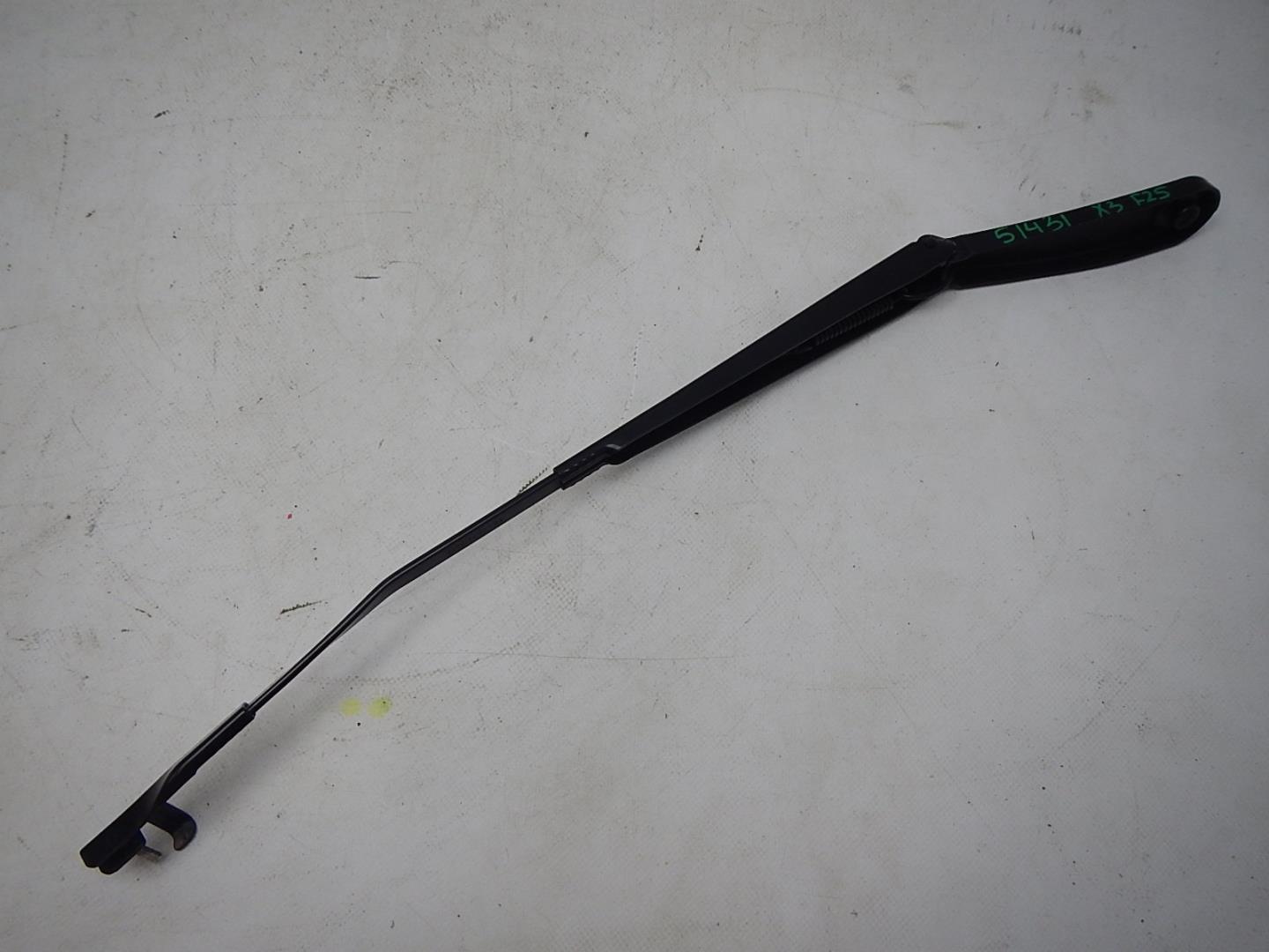 Поводок стеклоочистителя переднего