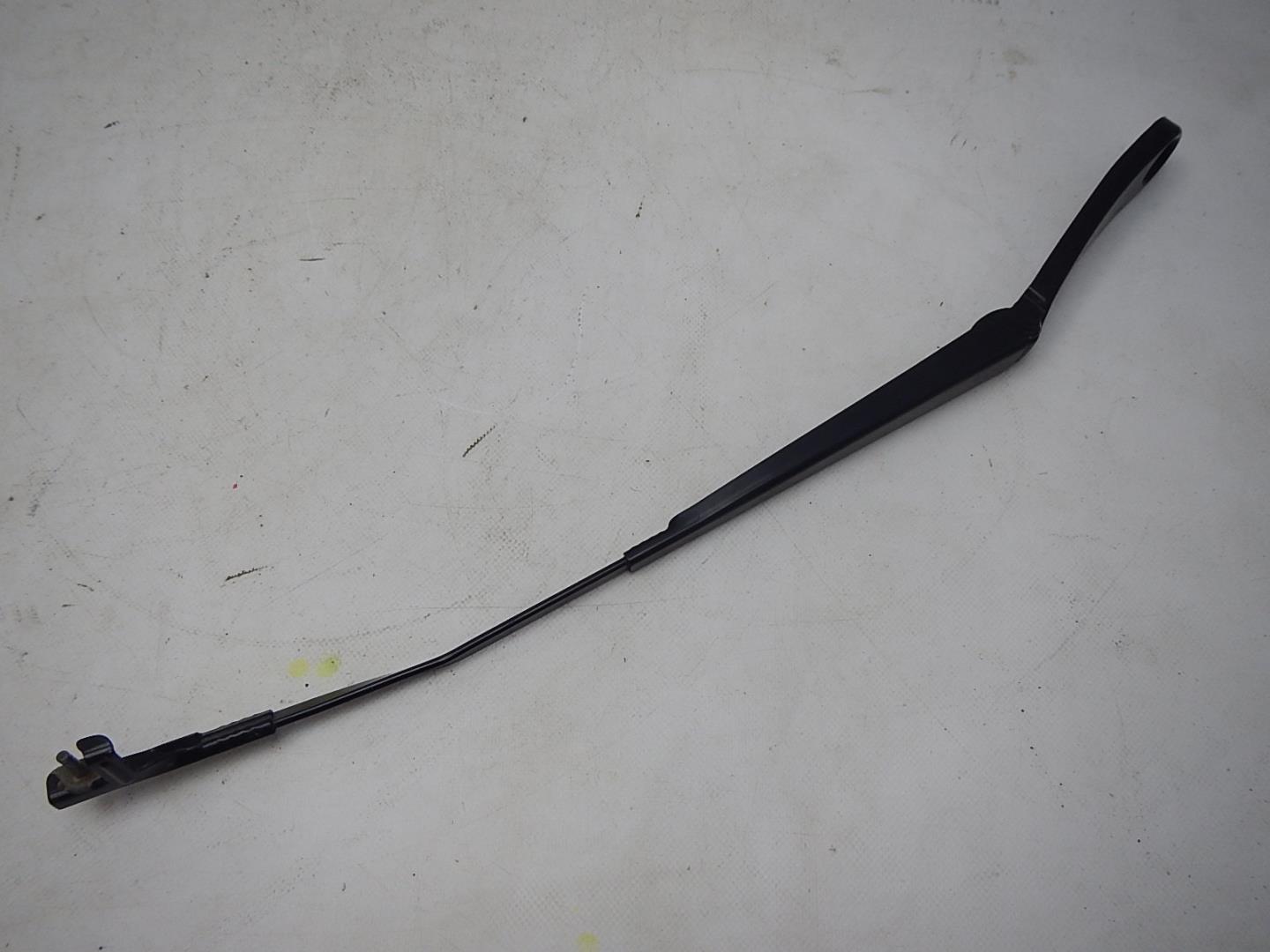 Поводок стеклоочистителя переднего