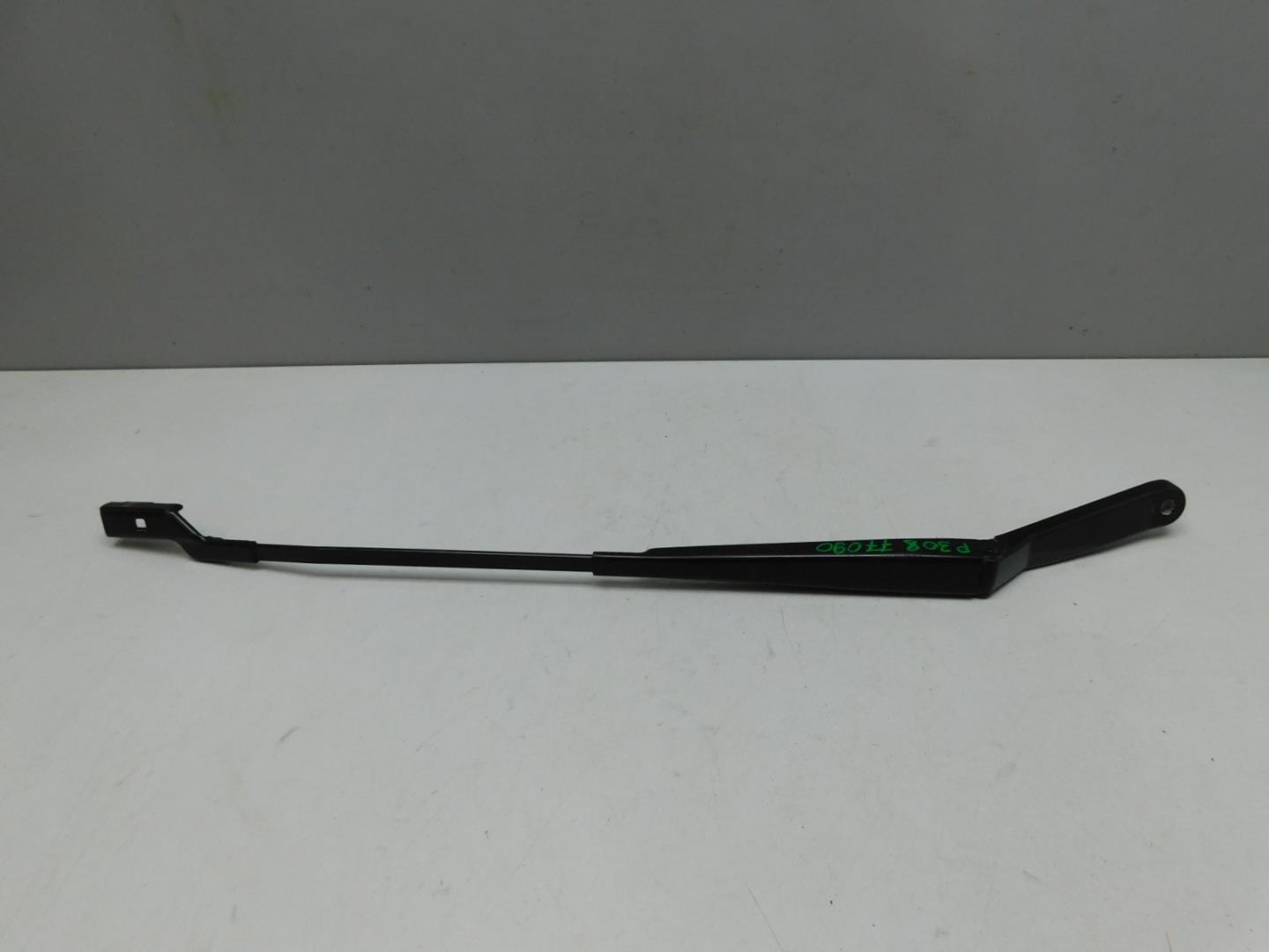 Поводок стеклоочистителя переднего