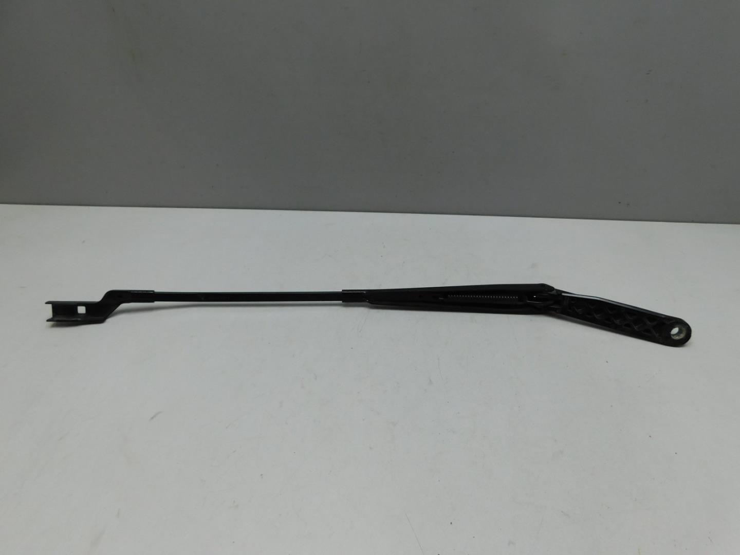 Поводок стеклоочистителя переднего