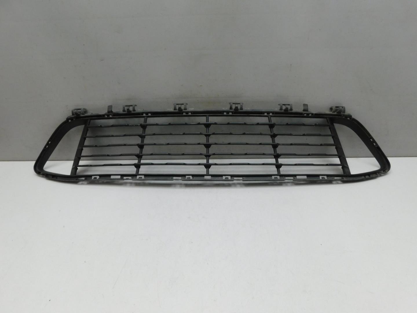 Решетка в бампер центральная