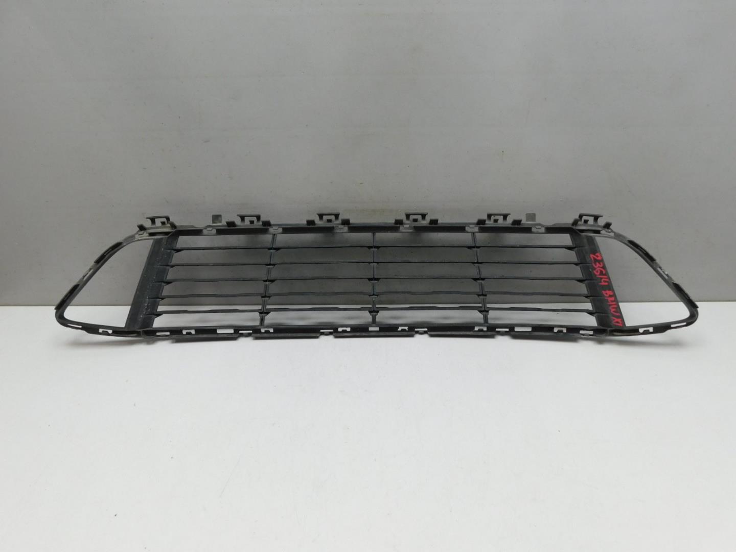 Решетка в бампер центральная