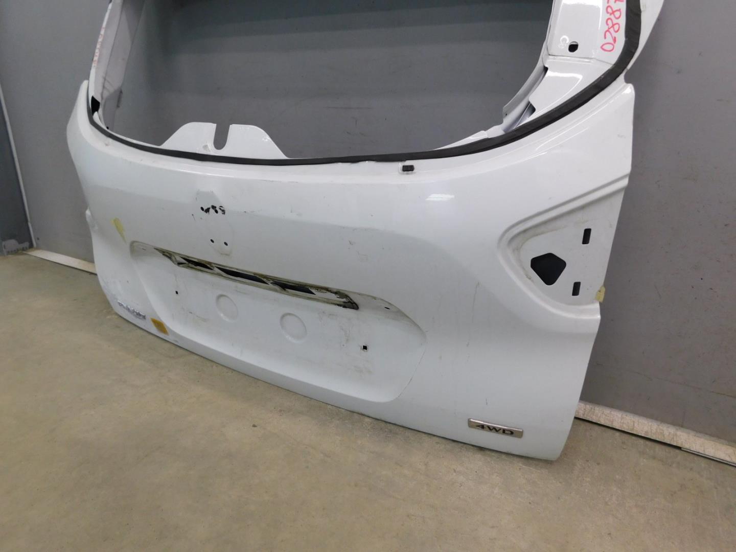 Дверь багажника