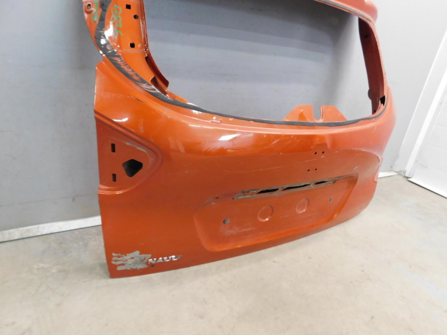 Дверь багажника