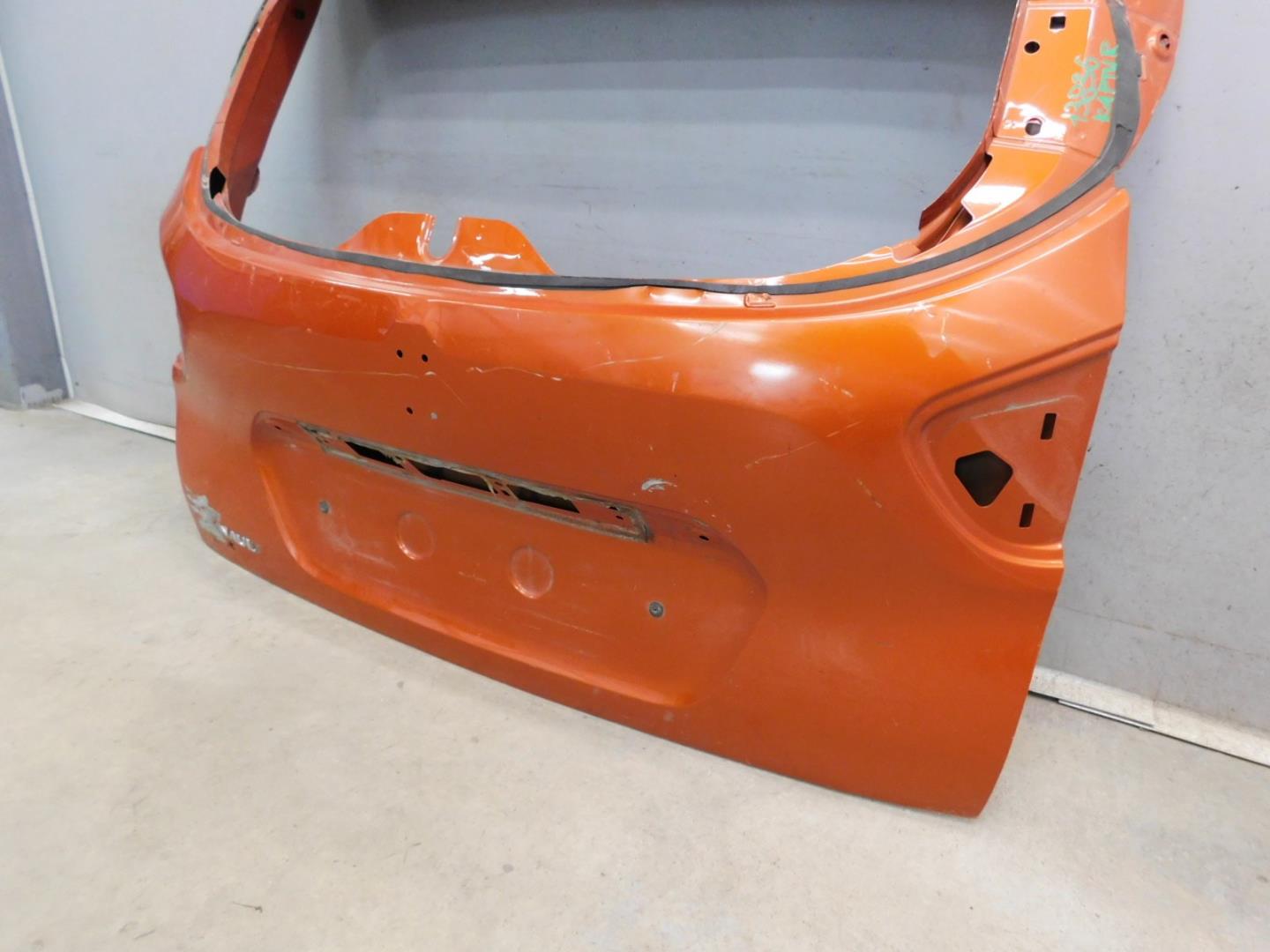 Дверь багажника